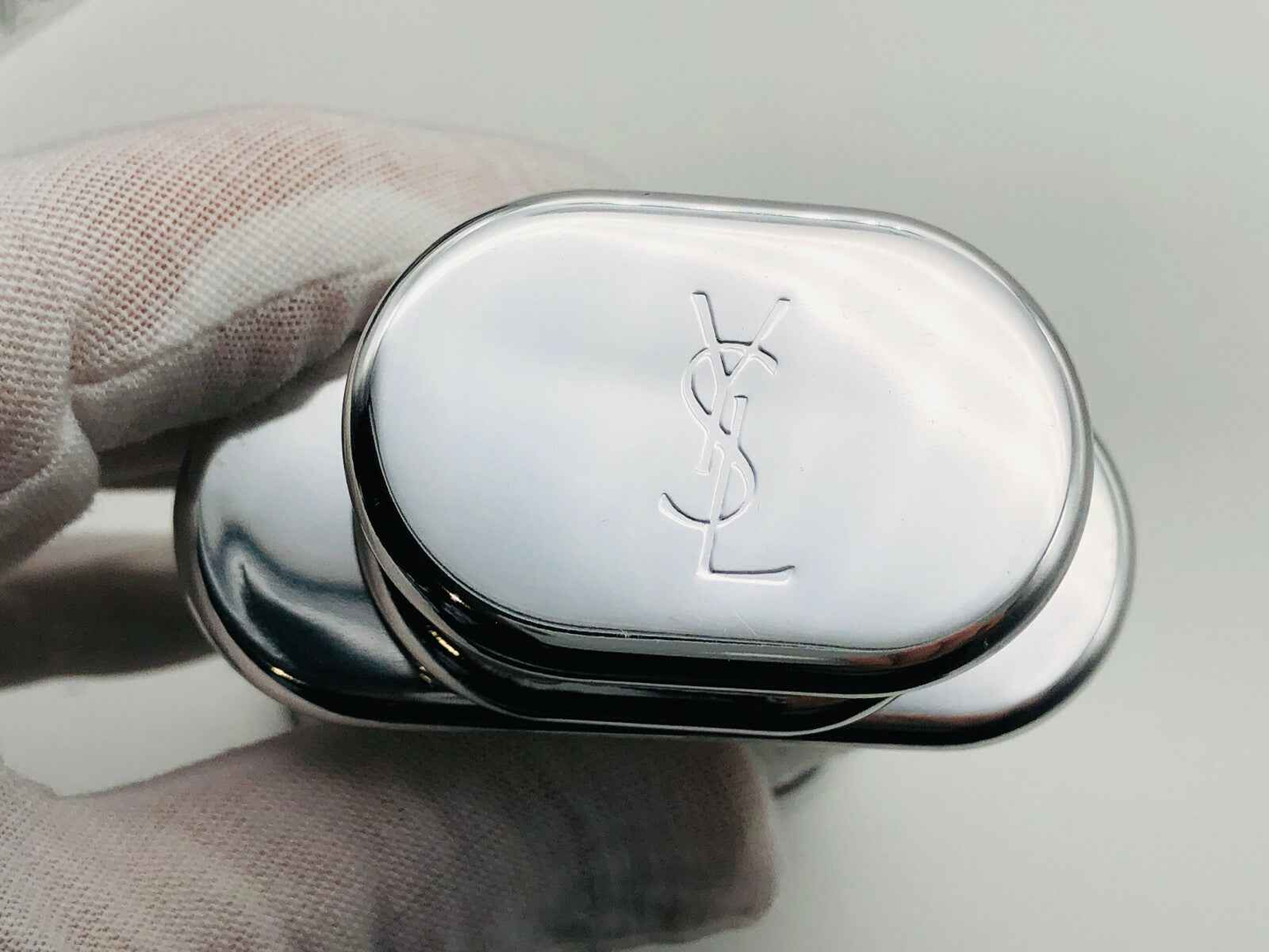 Flacone in metallo argentato con logo YSL per il profumo Ysl Kouros Vintage di Yves Saint Laurent