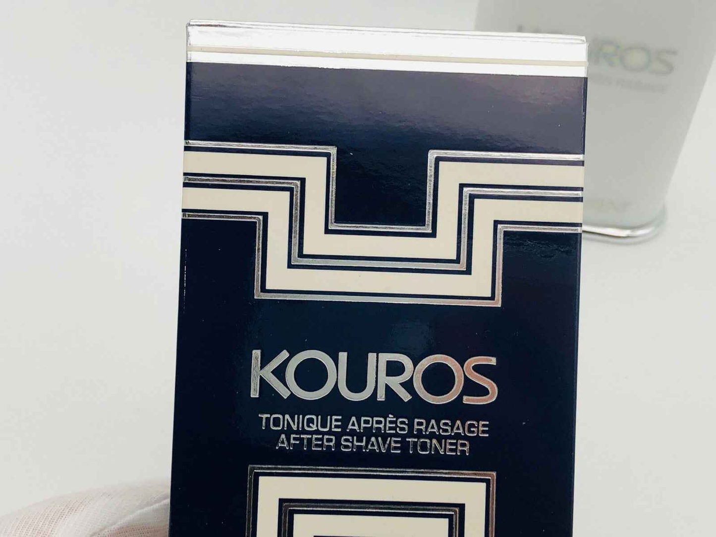 Confezione nera e bianca di Ysl Kouros Vintage tonico dopobarba di Yves Saint Laurent