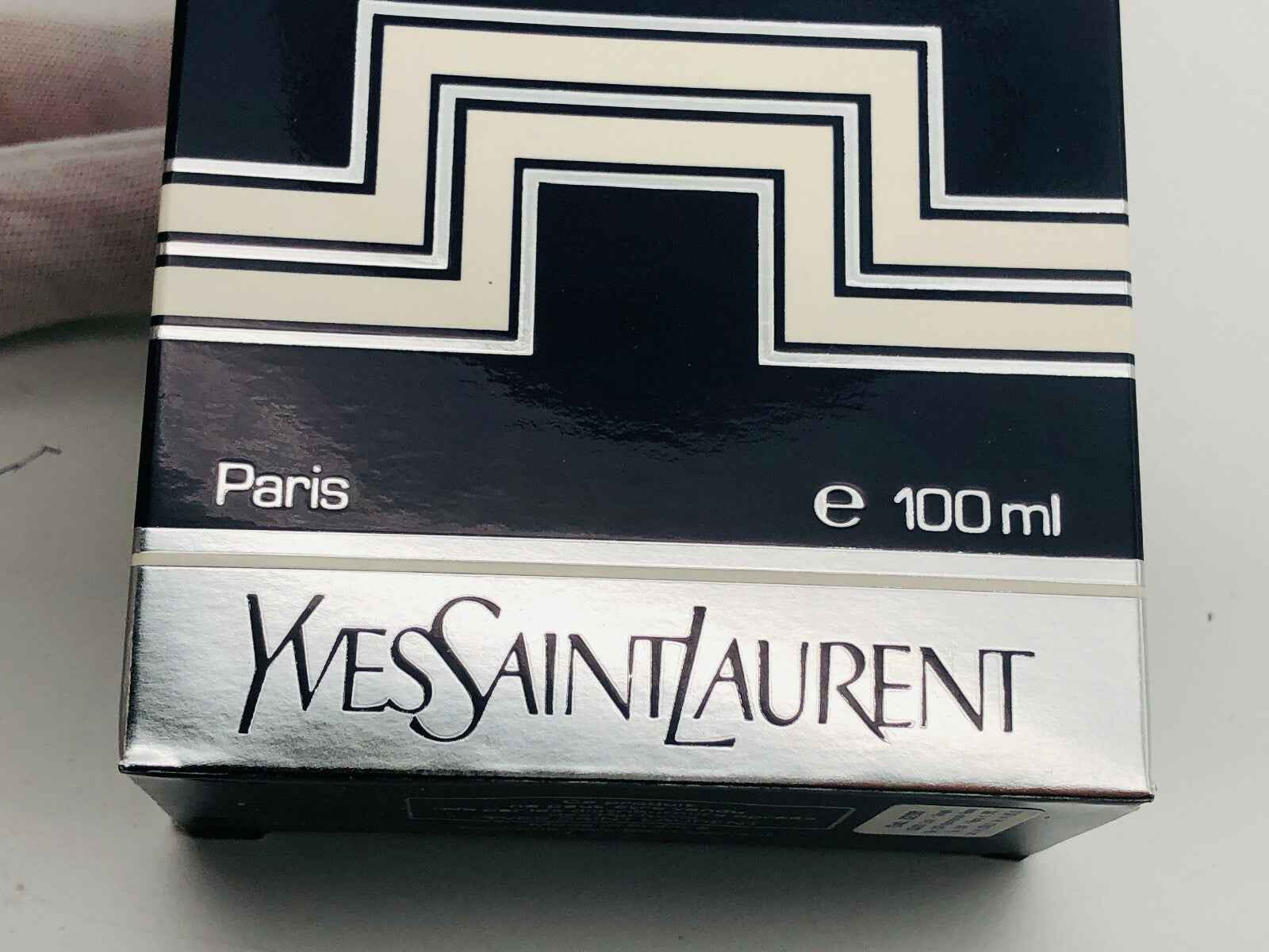 Scatola del profumo Ysl Kouros Vintage Yves Saint Laurent da 100 ml con design nero e argento