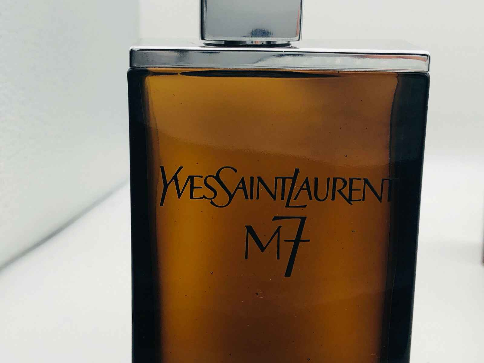 Flacone di profumo M7 Ysl Vintage di Yves Saint Laurent con design elegante e raffinato