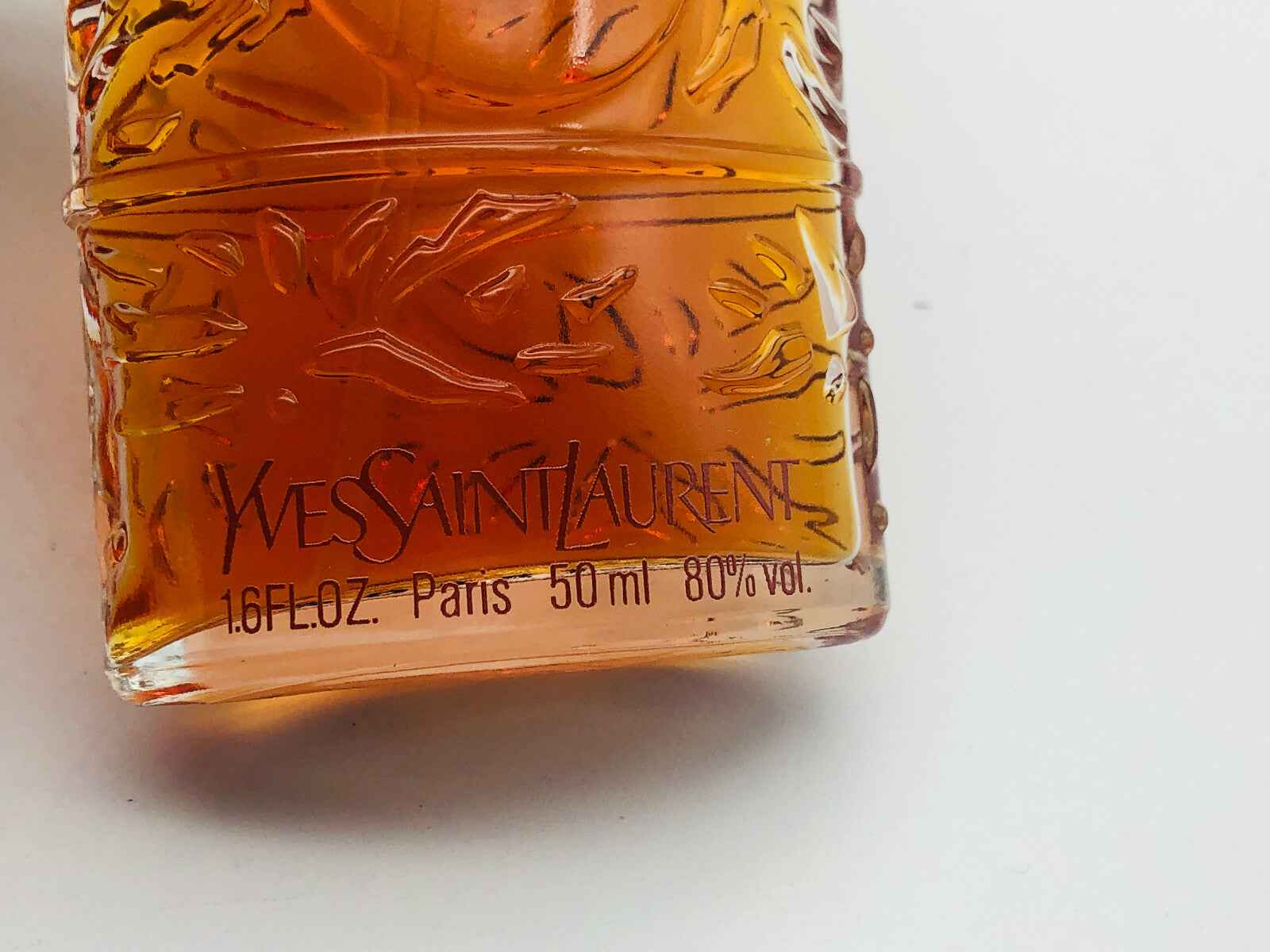 Bottiglia di profumo Ysl Opium Vintage da 50 ml con design elegante di Yves Saint Laurent