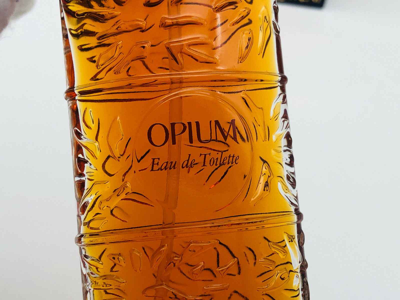 Flacone di Ysl Opium Vintage Eau de Toilette con design elegante e tonalità dorata