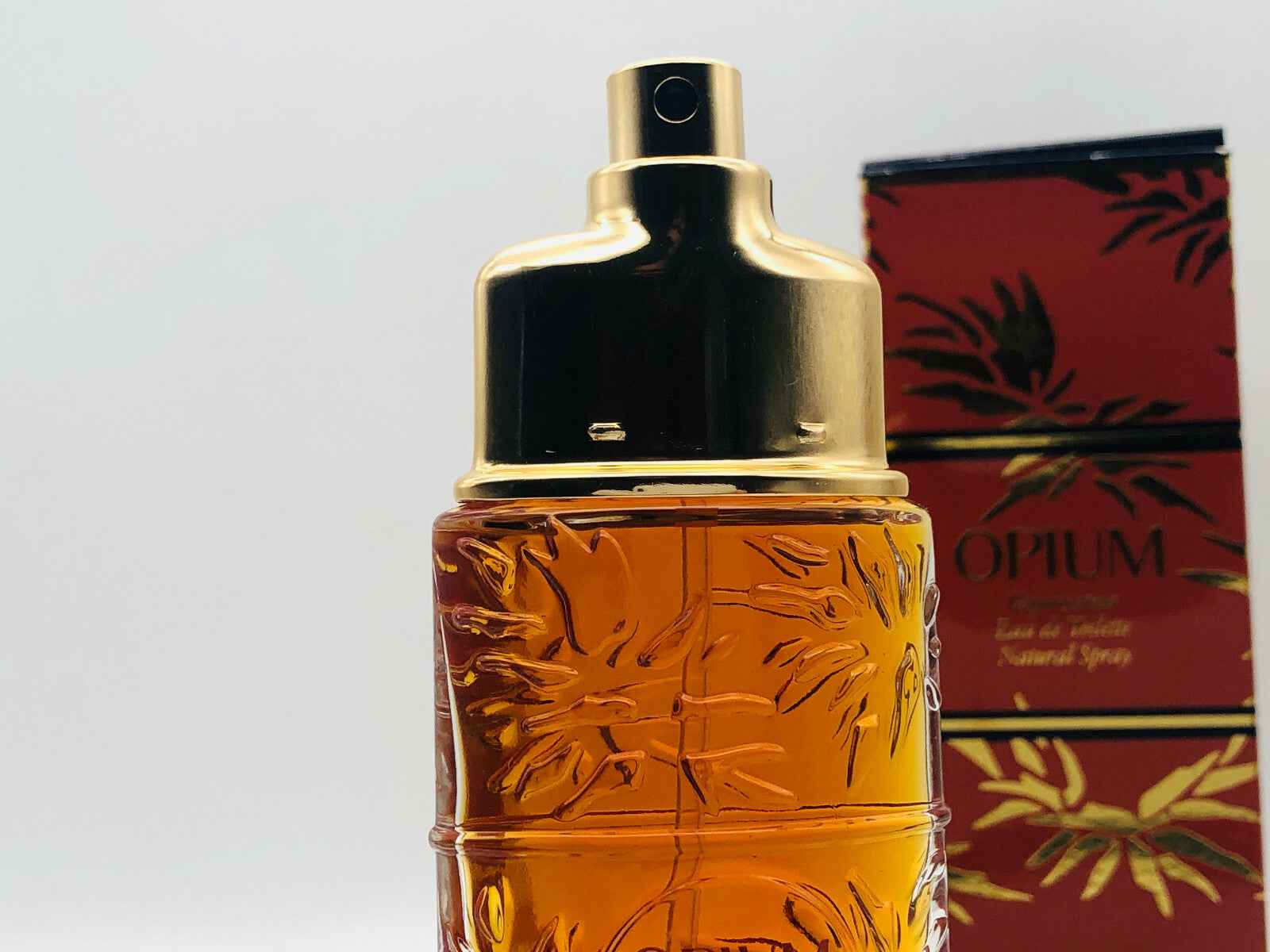 Flacone di profumo Ysl Opium Vintage con tappo dorato e design elegante