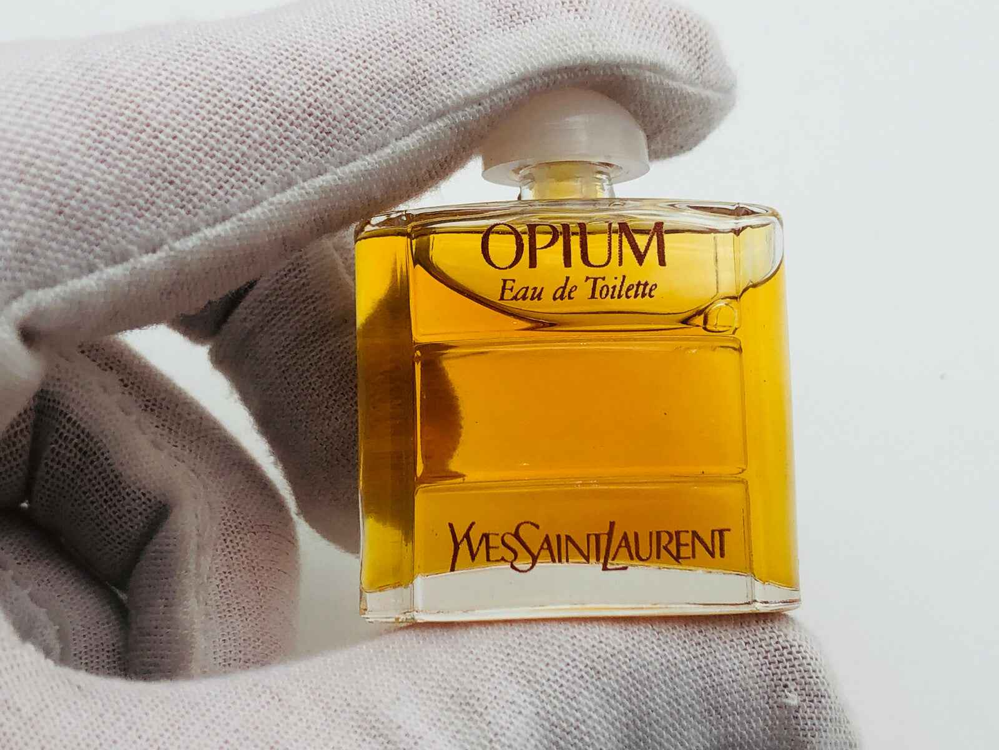 Profumo Opium Ysl Vintage Eau de Toilette in bottiglia elegante con tappo bianco