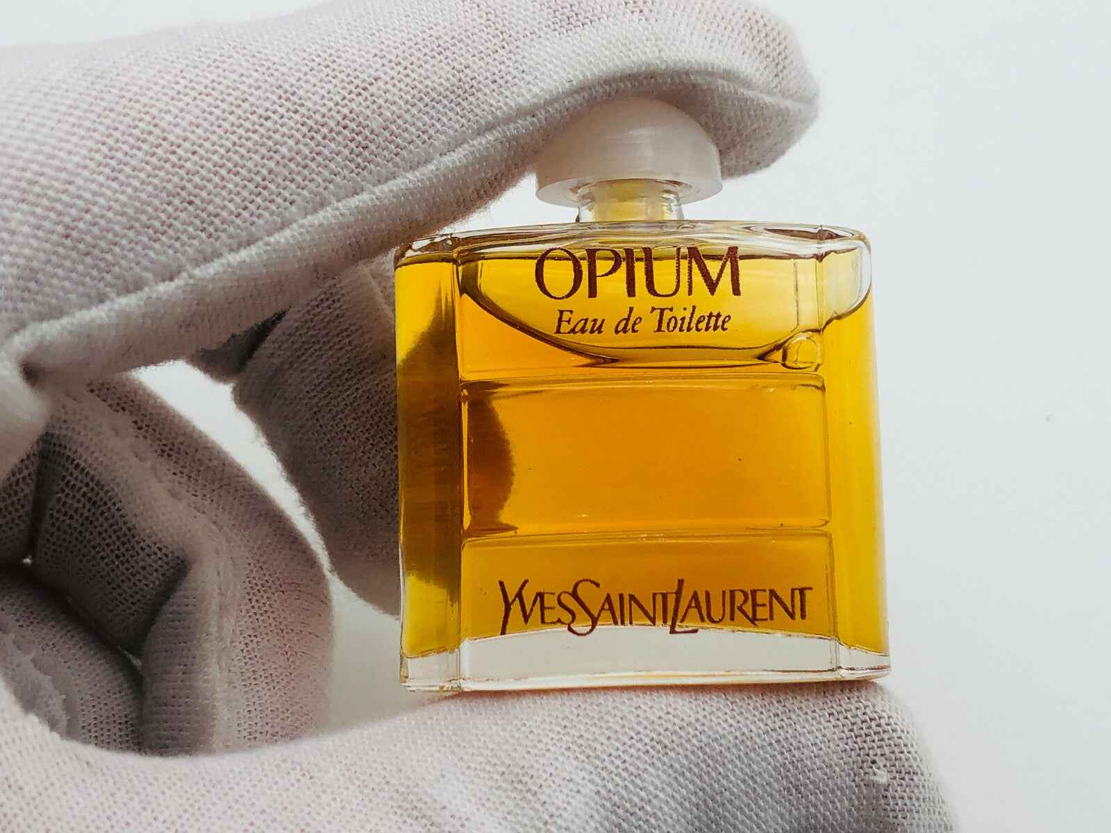 Profumo Opium Ysl Vintage Eau de Toilette in bottiglia elegante con tappo bianco