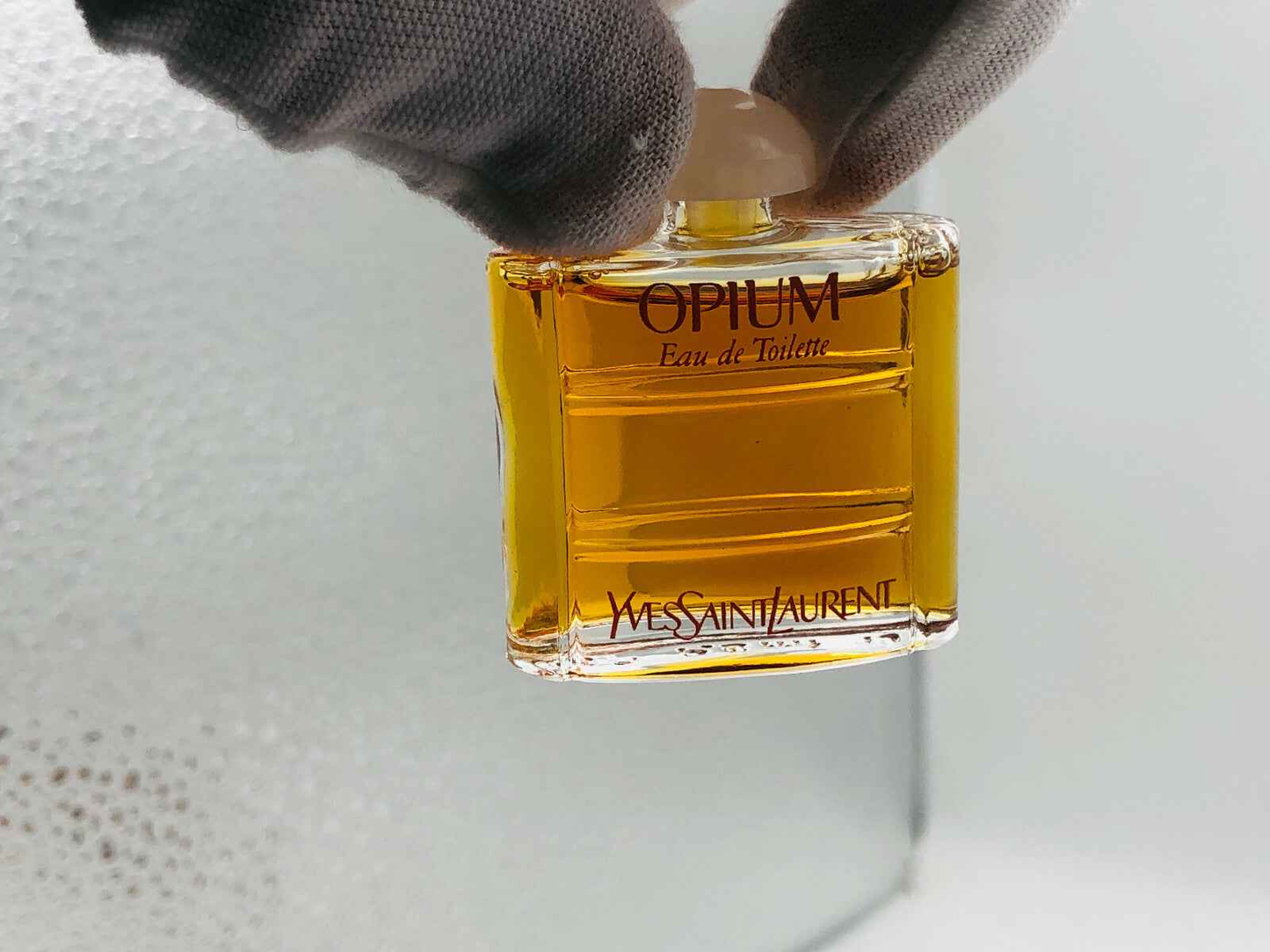 Flacone di profumo Opium Ysl Vintage Eau de Toilette di Yves Saint Laurent in vetro trasparente