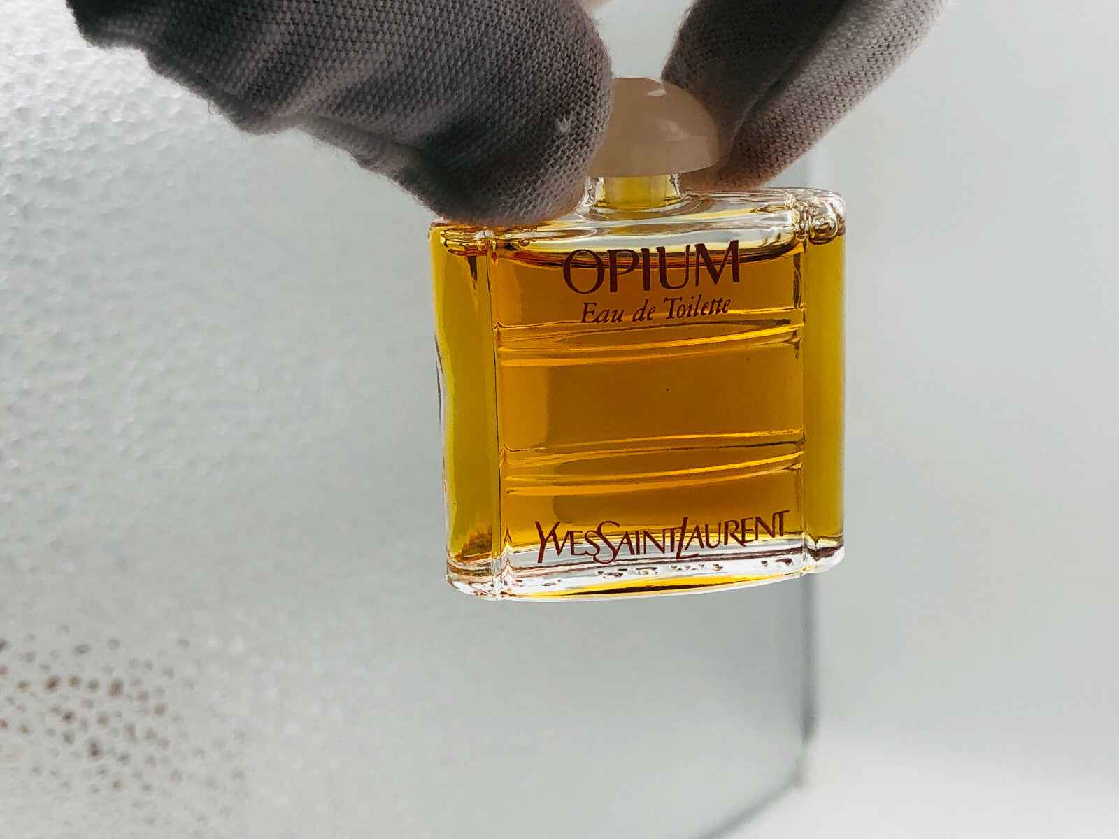 Flacone di profumo Opium Ysl Vintage Eau de Toilette di Yves Saint Laurent in vetro trasparente