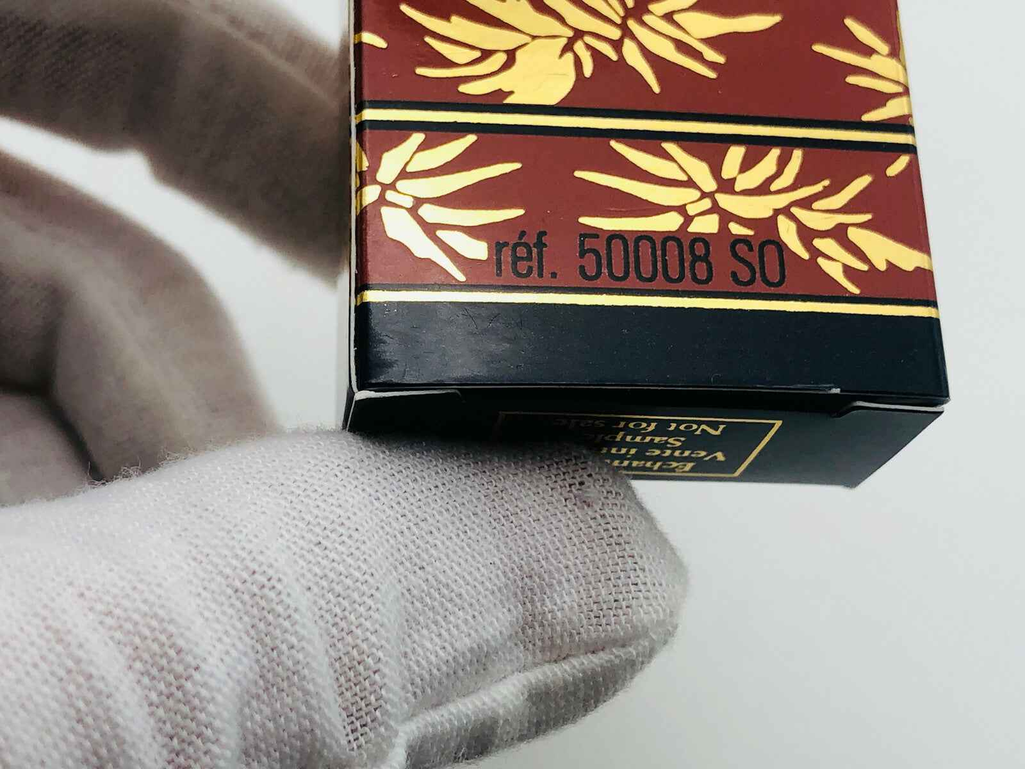 Confezione di profumo Opium Ysl Vintage con design elegante in rosso e oro