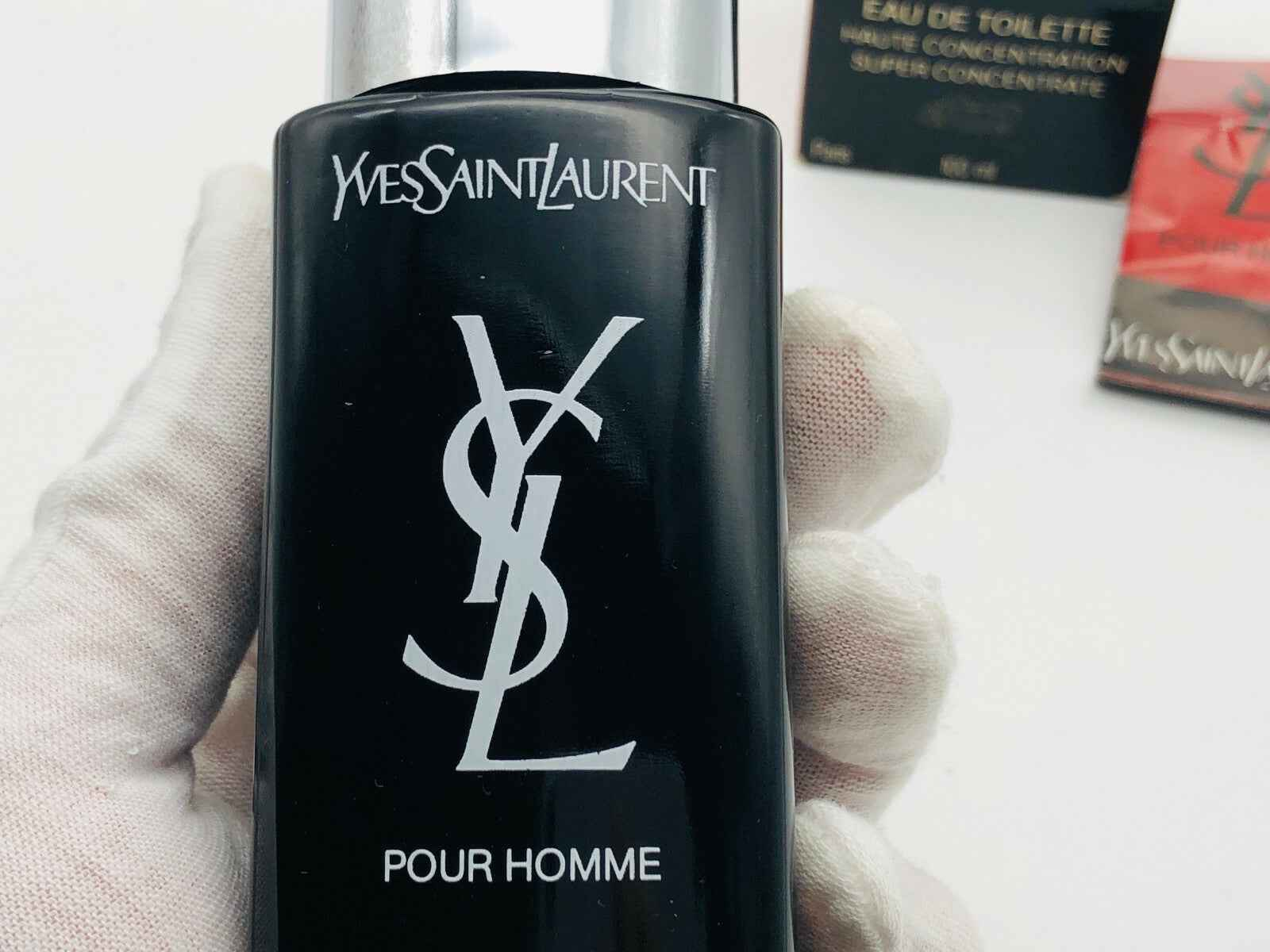 Flacone di profumo Ysl Pour Homme Vintage con design elegante e classico di Yves Saint Laurent
