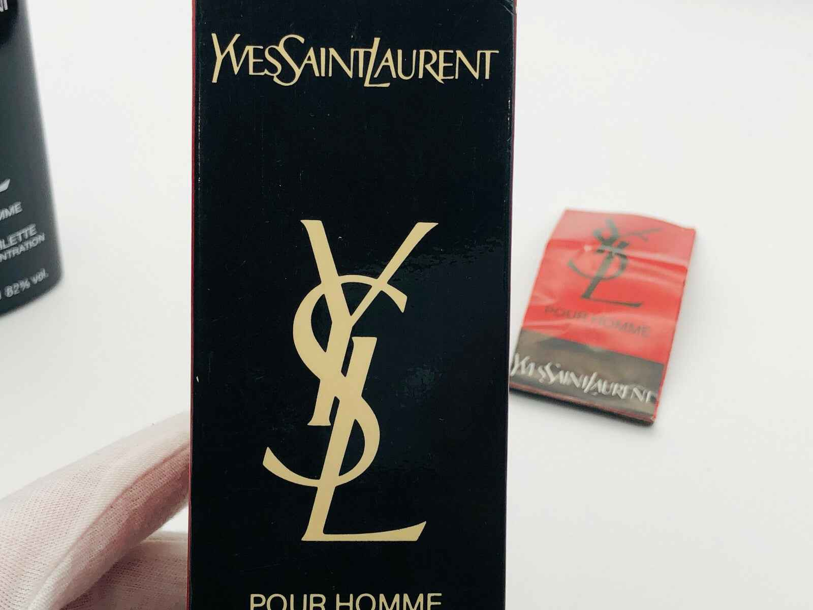 Scatola di profumo Ysl Pour Homme Vintage di Yves Saint Laurent con logo elegante