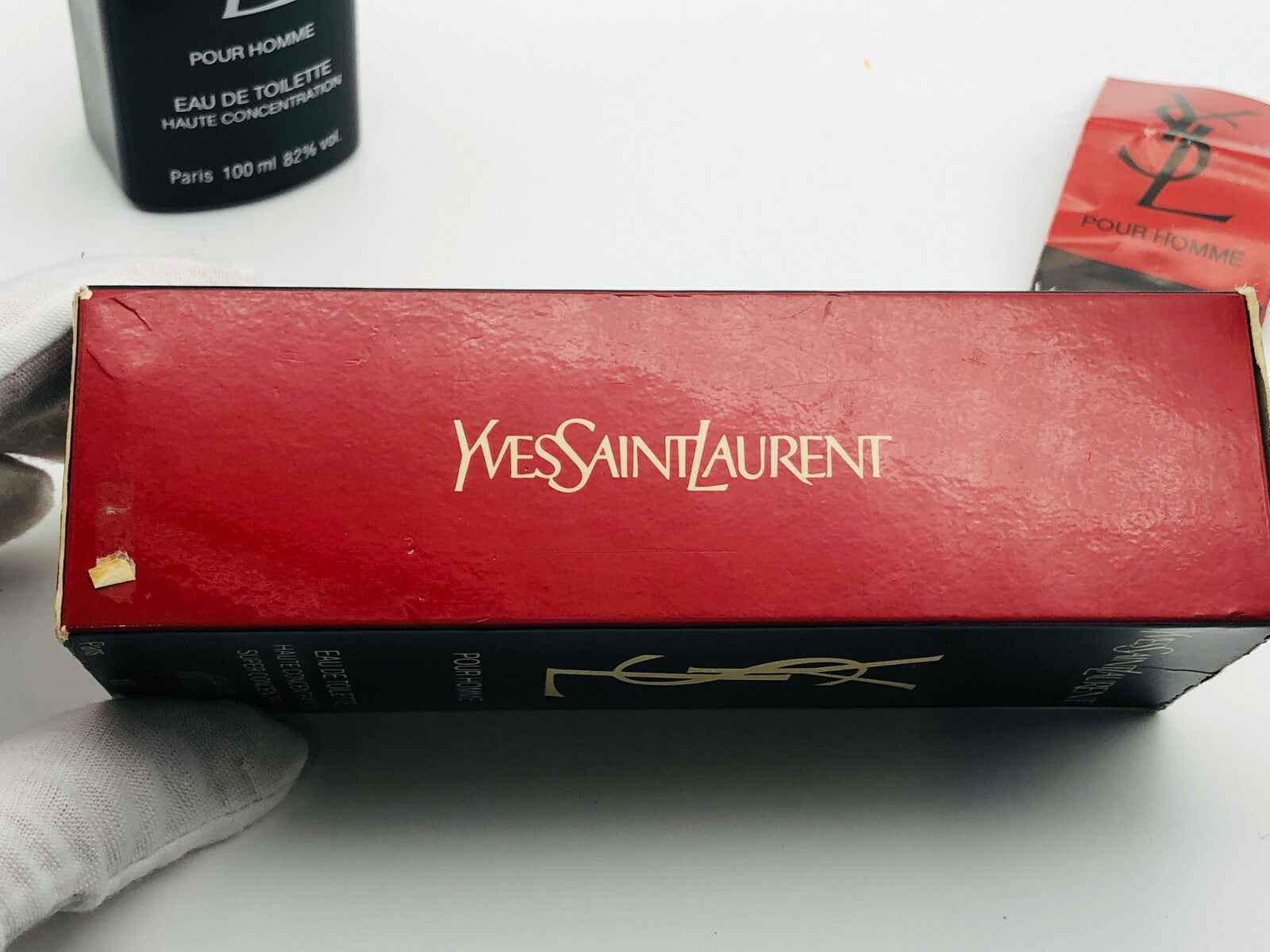 Scatola del profumo Ysl Pour Homme Vintage di Yves Saint Laurent con design elegante e colori distintivi