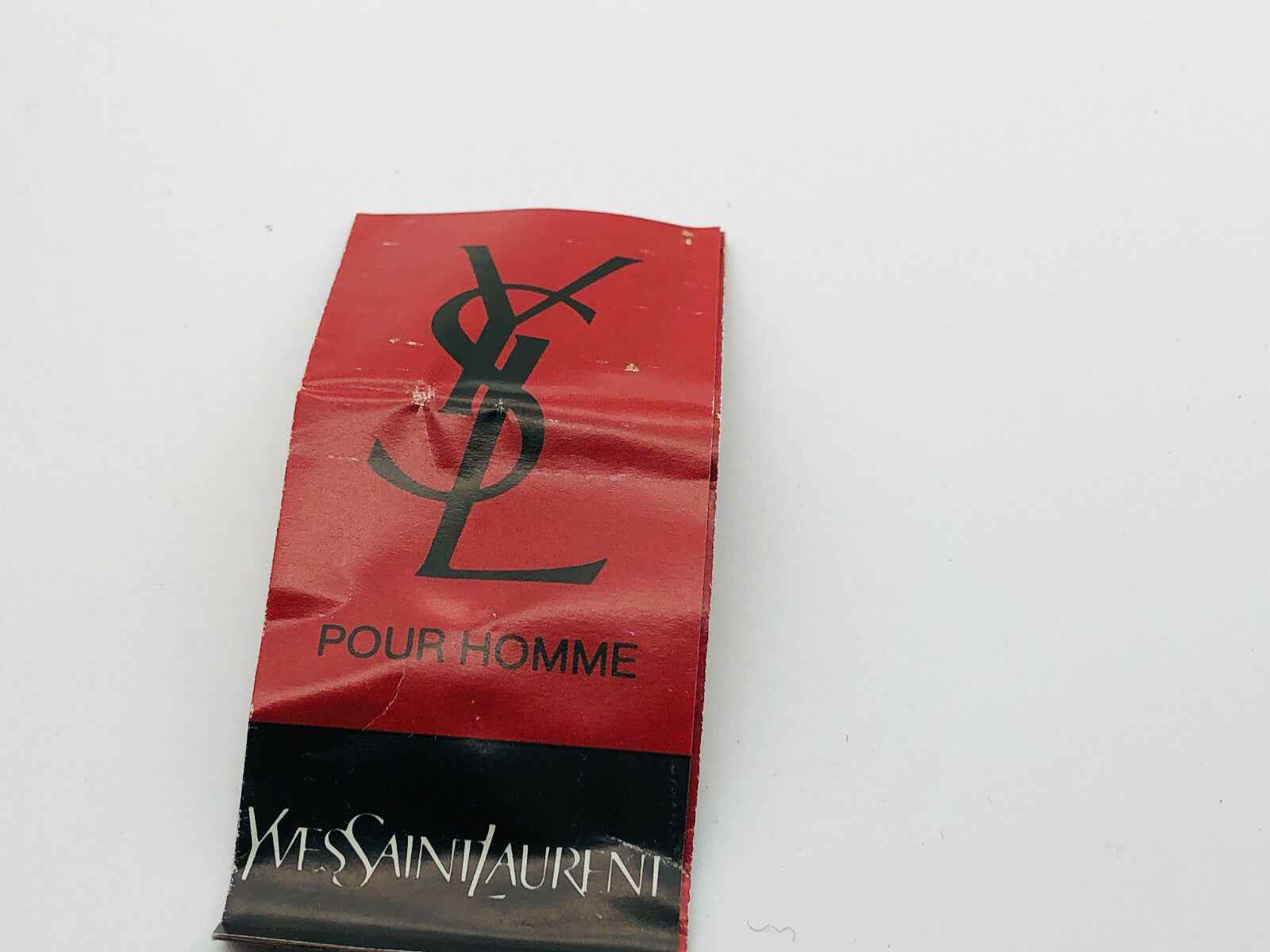 Etichetta di Ysl Pour Homme Vintage con logo Yves Saint Laurent in rosso e nero
