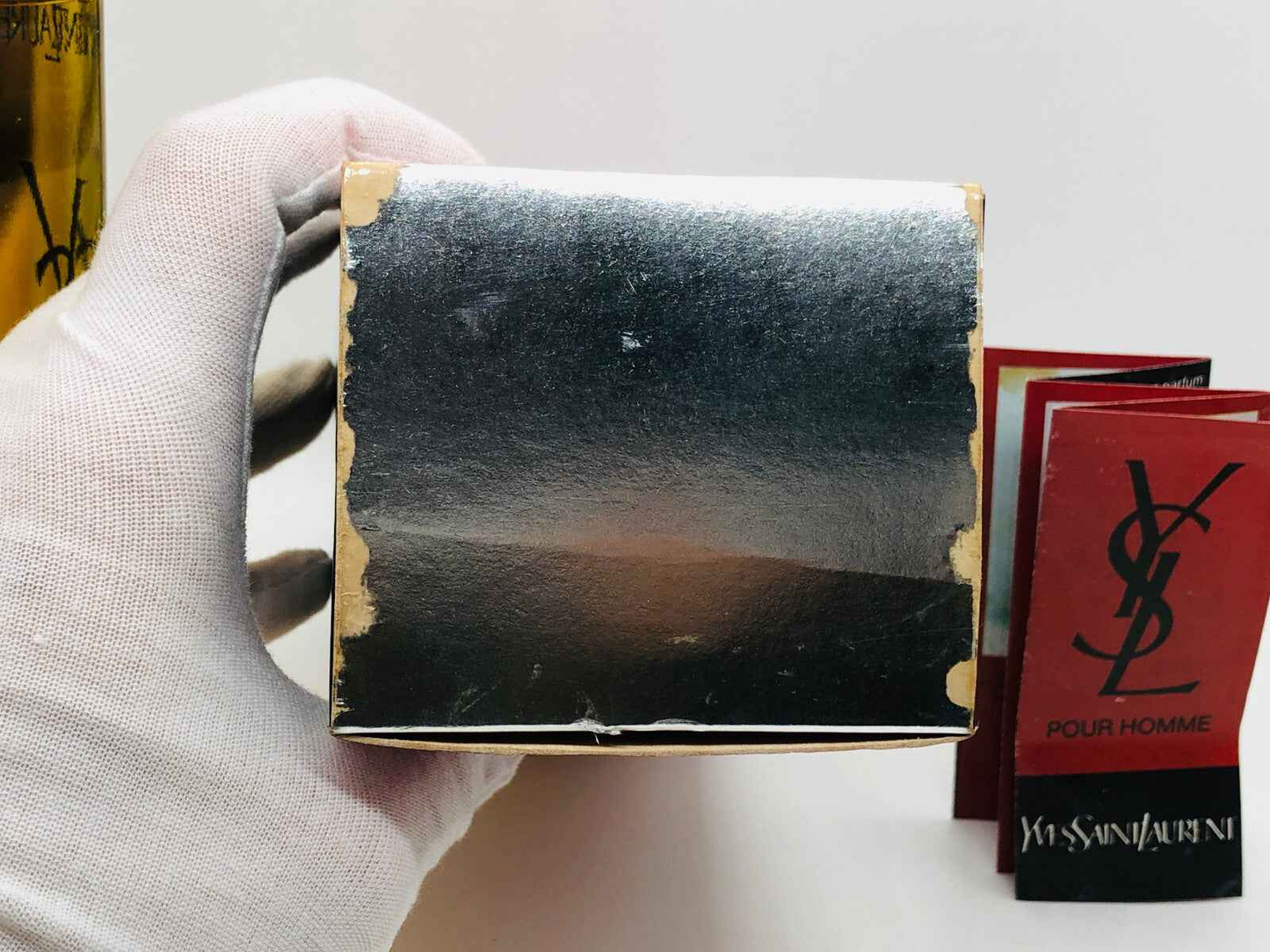 Scatola di YSL Pour Homme Vintage in metallo con dettagli eleganti e brochure profumo