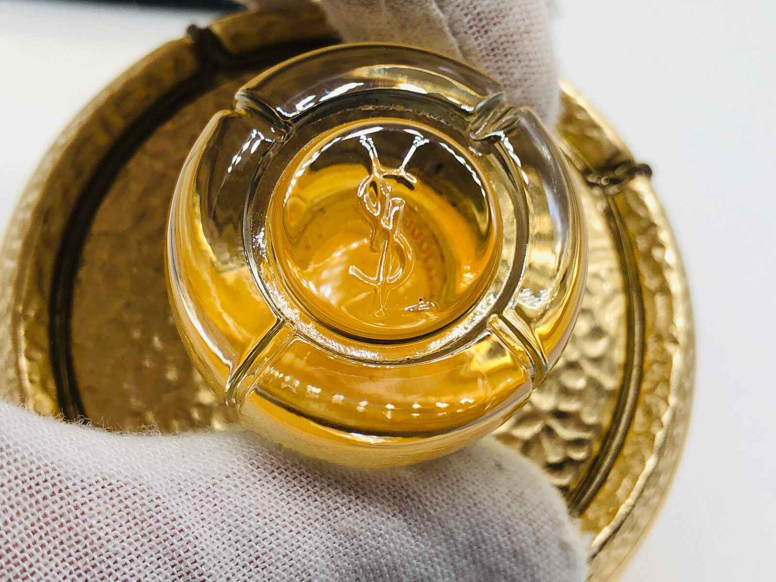 Flacone di profumo Champagne Ysl Vintage con tappo dorato e design elegante