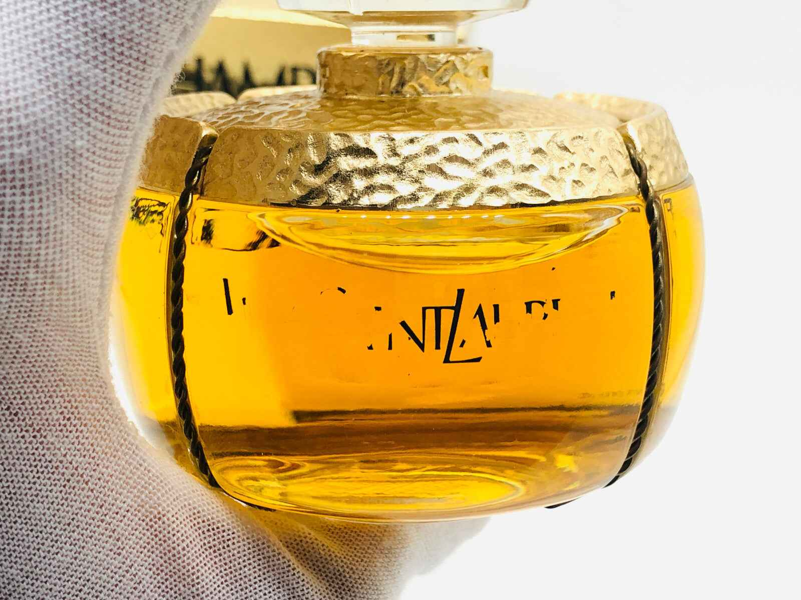 Flacone di profumo Champagne YSL Vintage con tappo dorato e design elegante