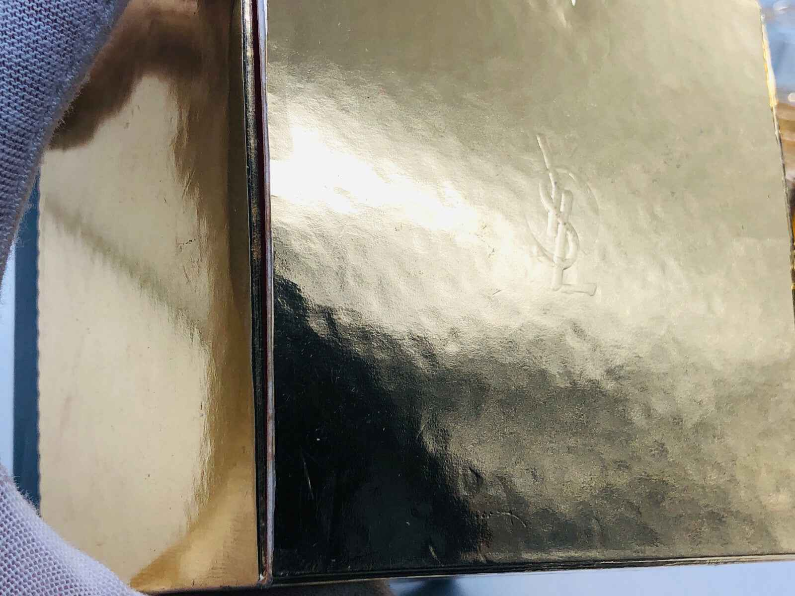 Scatola lucida del profumo Champagne Ysl Vintage con logo dorato elegante di Yves Saint Laurent