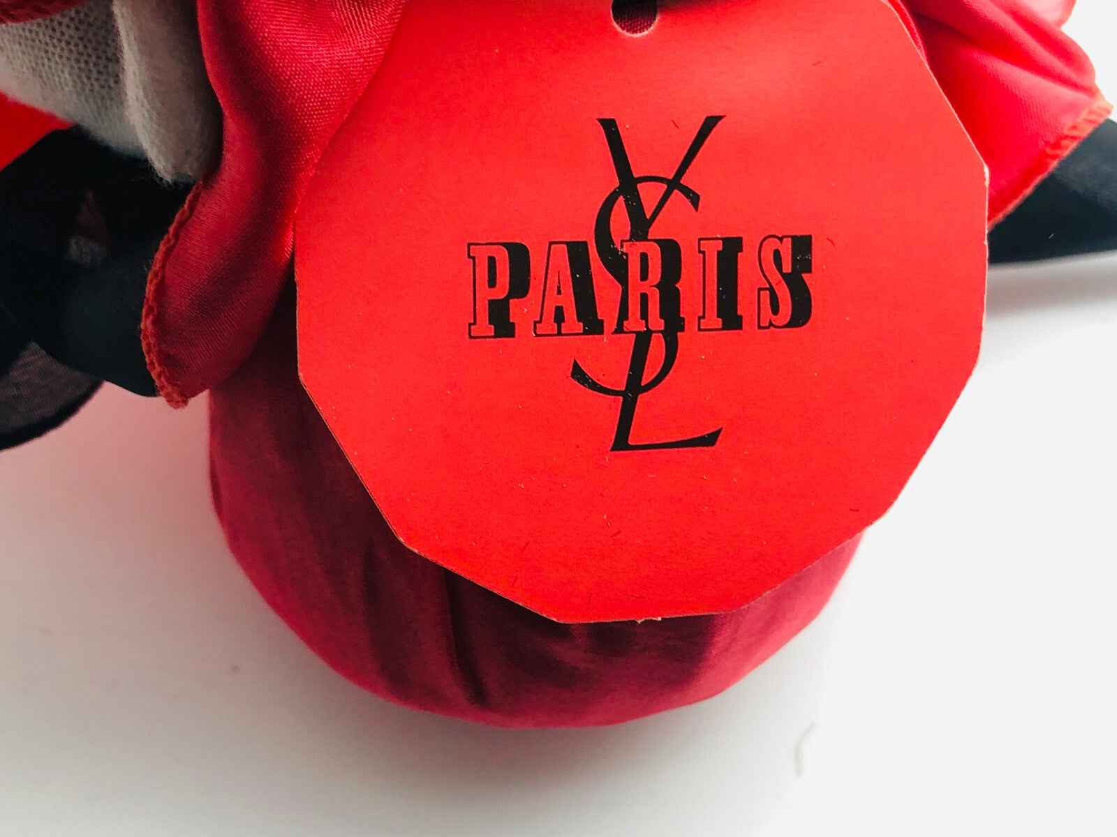 Etichetta rossa del profumo vintage Ysl Paris con logo distintivo di Yves Saint Laurent