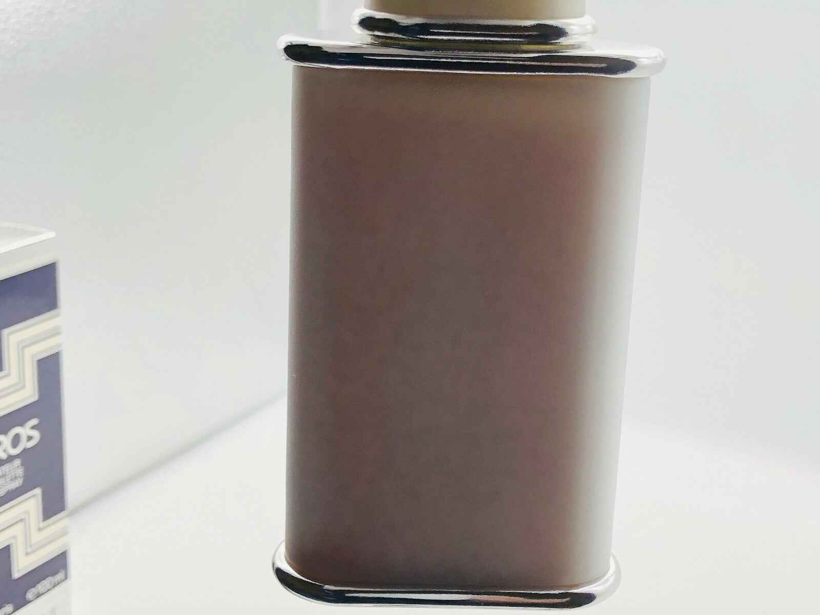 Flacone di profumo Ysl Kouros Vintage con design elegante e finitura metallica