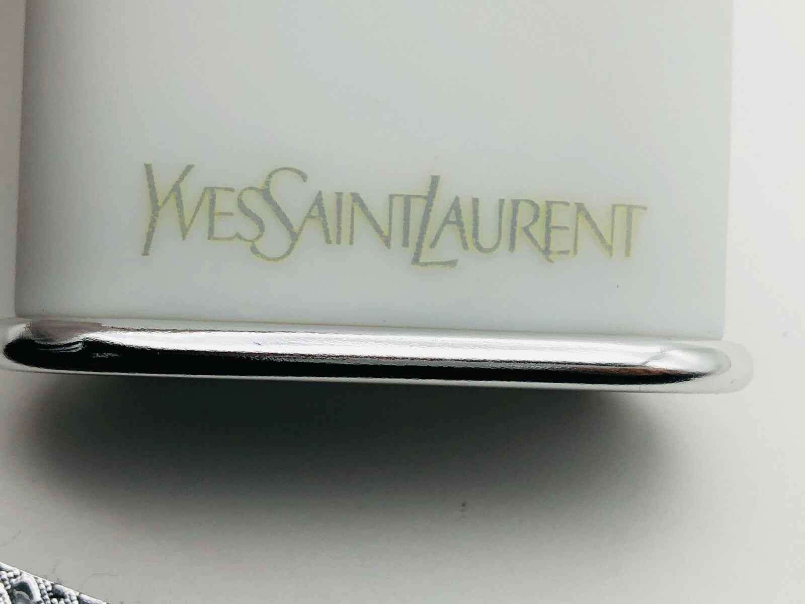 Flacone di profumo Ysl Kouros Vintage con logo Yves Saint Laurent elegantemente incastonato
