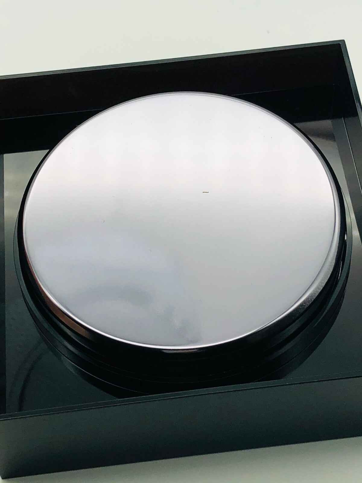 Confezione elegante del profumo Ysl Nu di Yves Saint Laurent con coperchio lucido