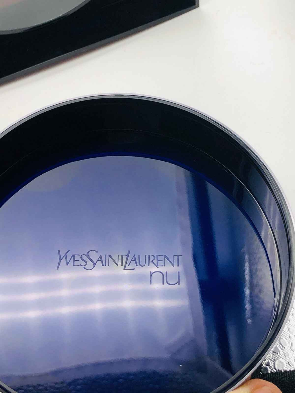 Confezione del profumo Ysl Nu di Yves Saint Laurent con un design elegante e moderno