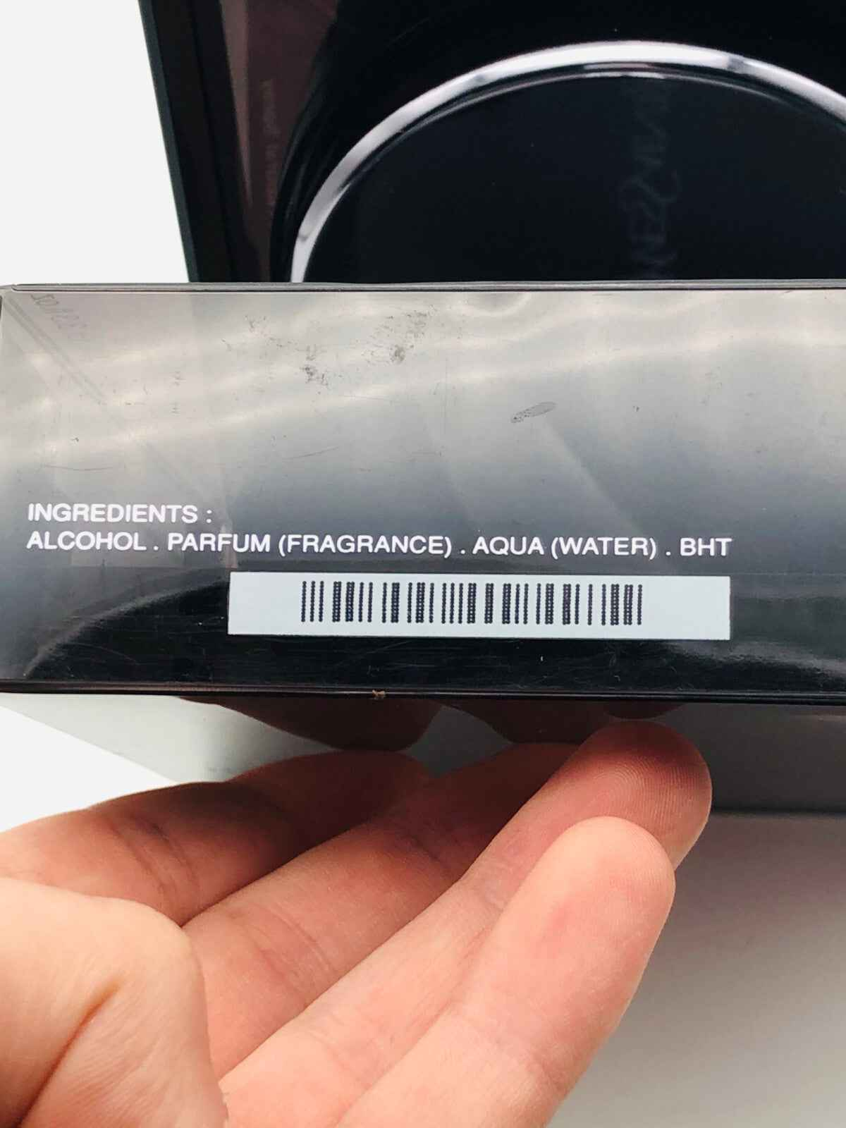 Ingredienti del profumo Ysl Nu in una confezione elegante di Yves Saint Laurent