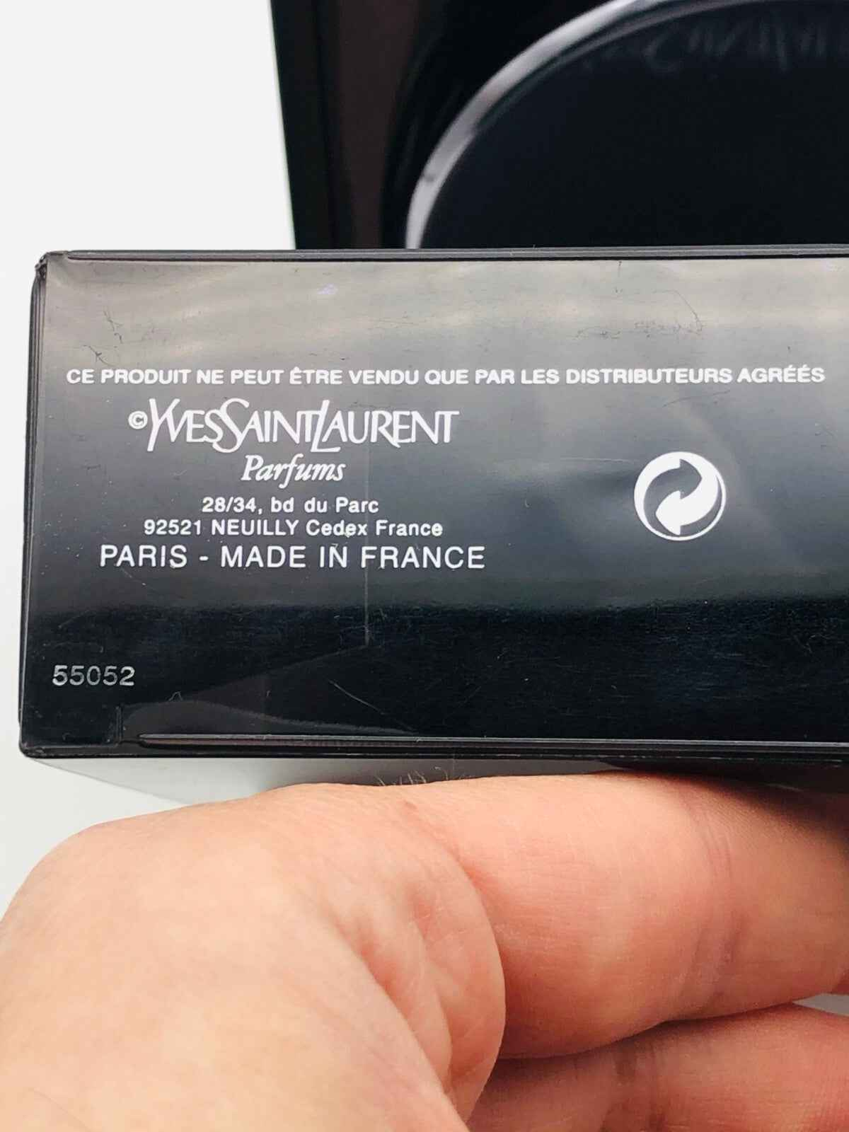 Flacone di profumo Ysl Nu di Yves Saint Laurent con design elegante e raffinato