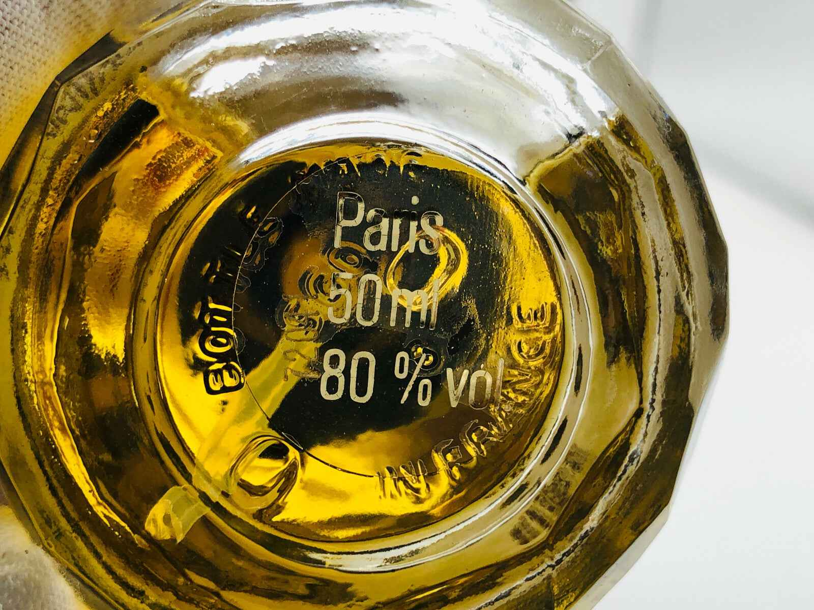 Bottiglia di profumo Ysl Paris da 90 ml con etichetta sul fondo evidenziata