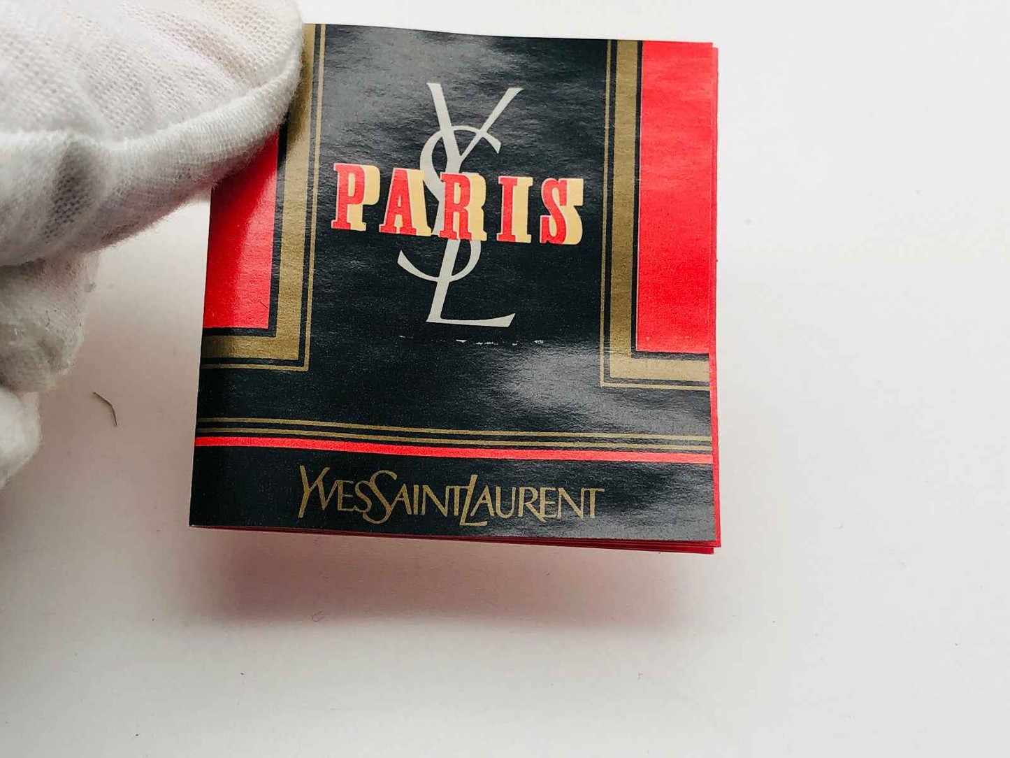 Campione di profumo Ysl Paris con design elegante e logo distintivo di Yves Saint Laurent