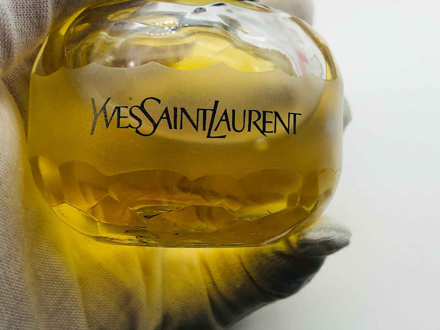 Flacone di profumo Ysl Paris di Yves Saint Laurent con design elegante e colori caldi