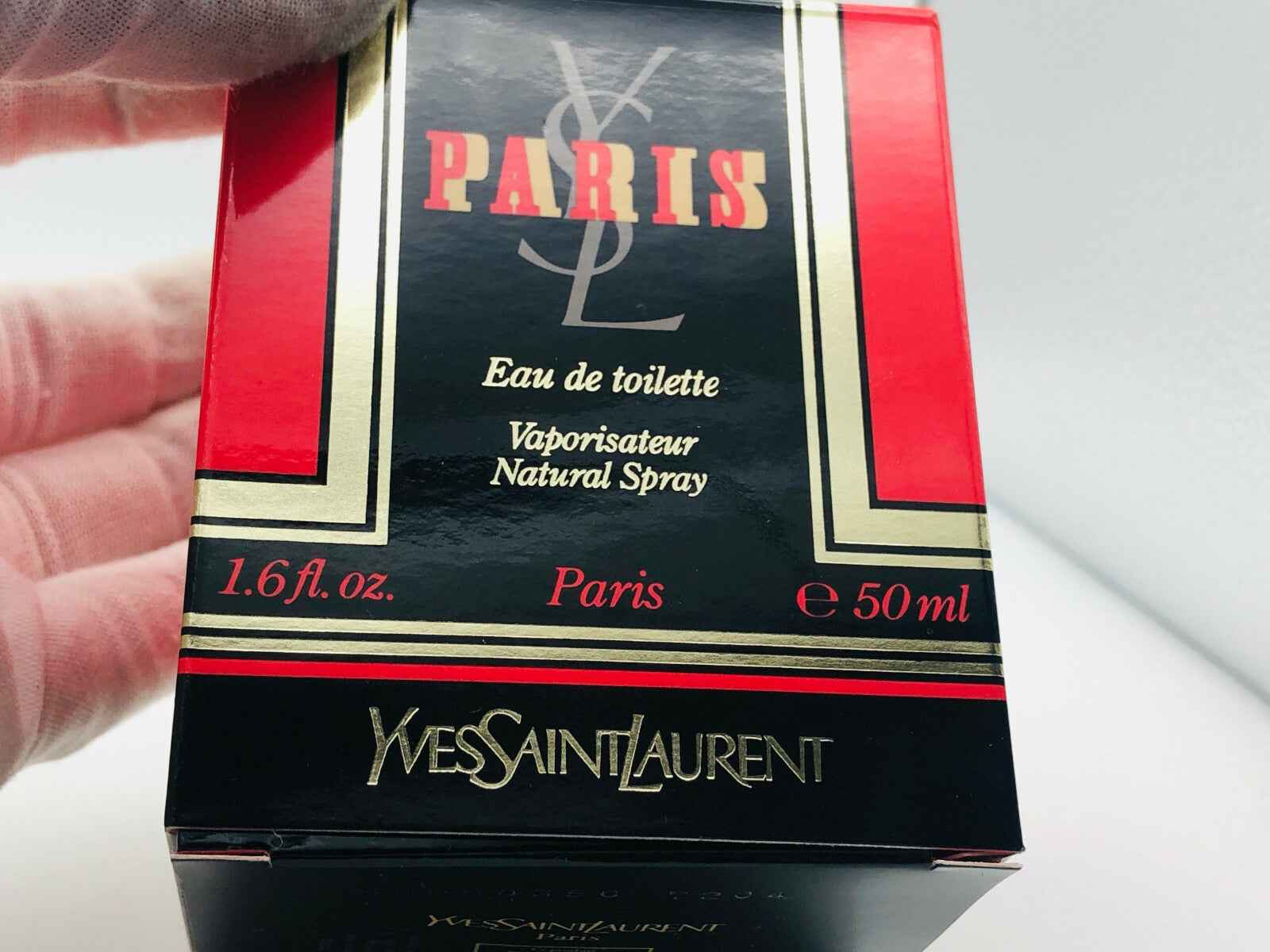 Scatola del profumo Ysl Paris da 50 ml con vaporizzatore in un design elegante
