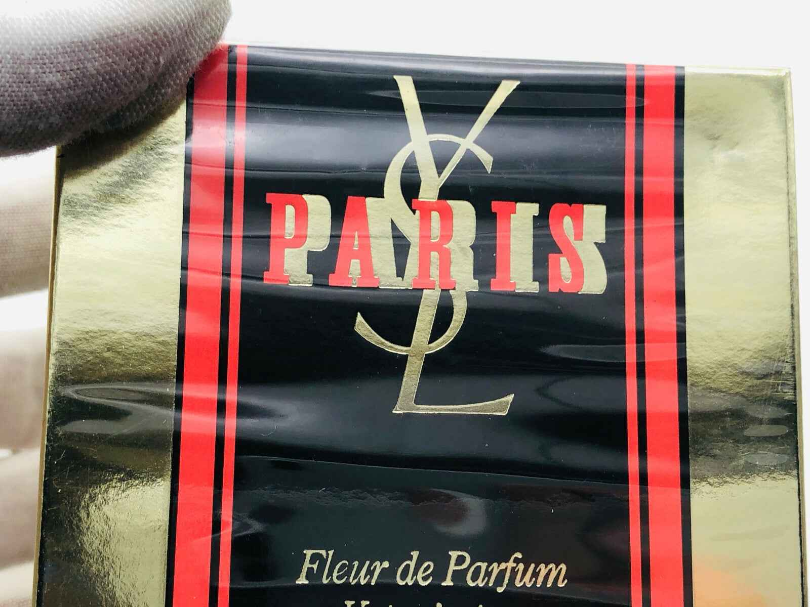 Scatola di profumo Ysl Paris Vintage con design elegante e dettagli dorati