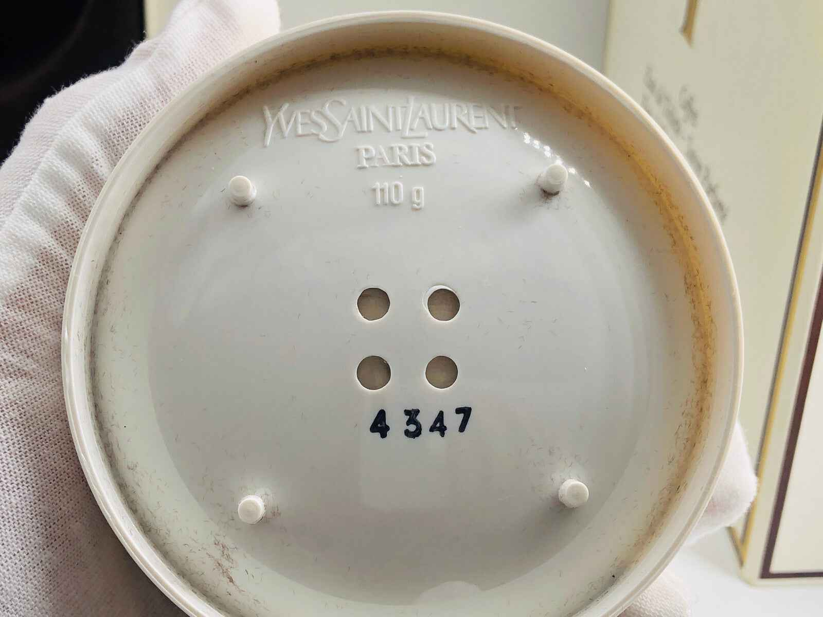 Base del profumo Ysl Y Vintage di Yves Saint Laurent, evidenziando il logo e il peso di 110 g