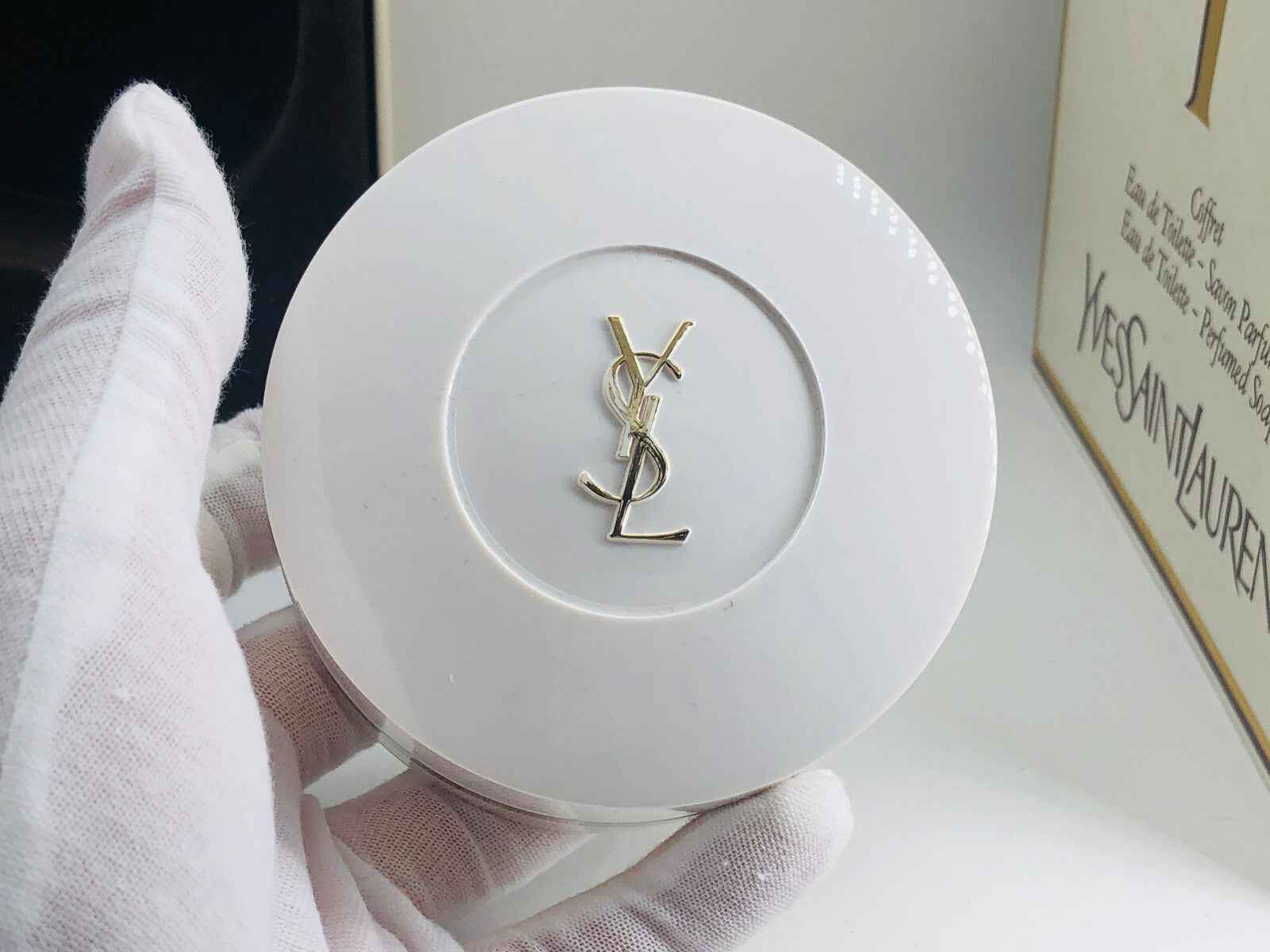 Scatola del Profumo Ysl Y Vintage di Yves Saint Laurent con logo dorato YSL sulla parte superiore