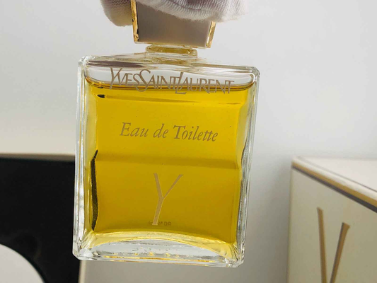 Flacone di profumo Ysl Y Vintage Eau de Toilette con liquido giallo e design elegante