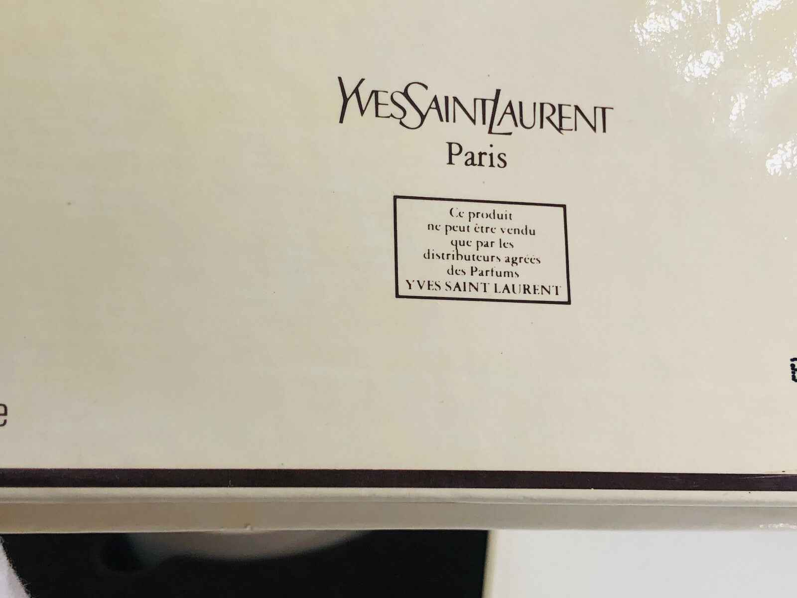 Confezione del profumo Ysl Y Vintage di Yves Saint Laurent con logo iconico