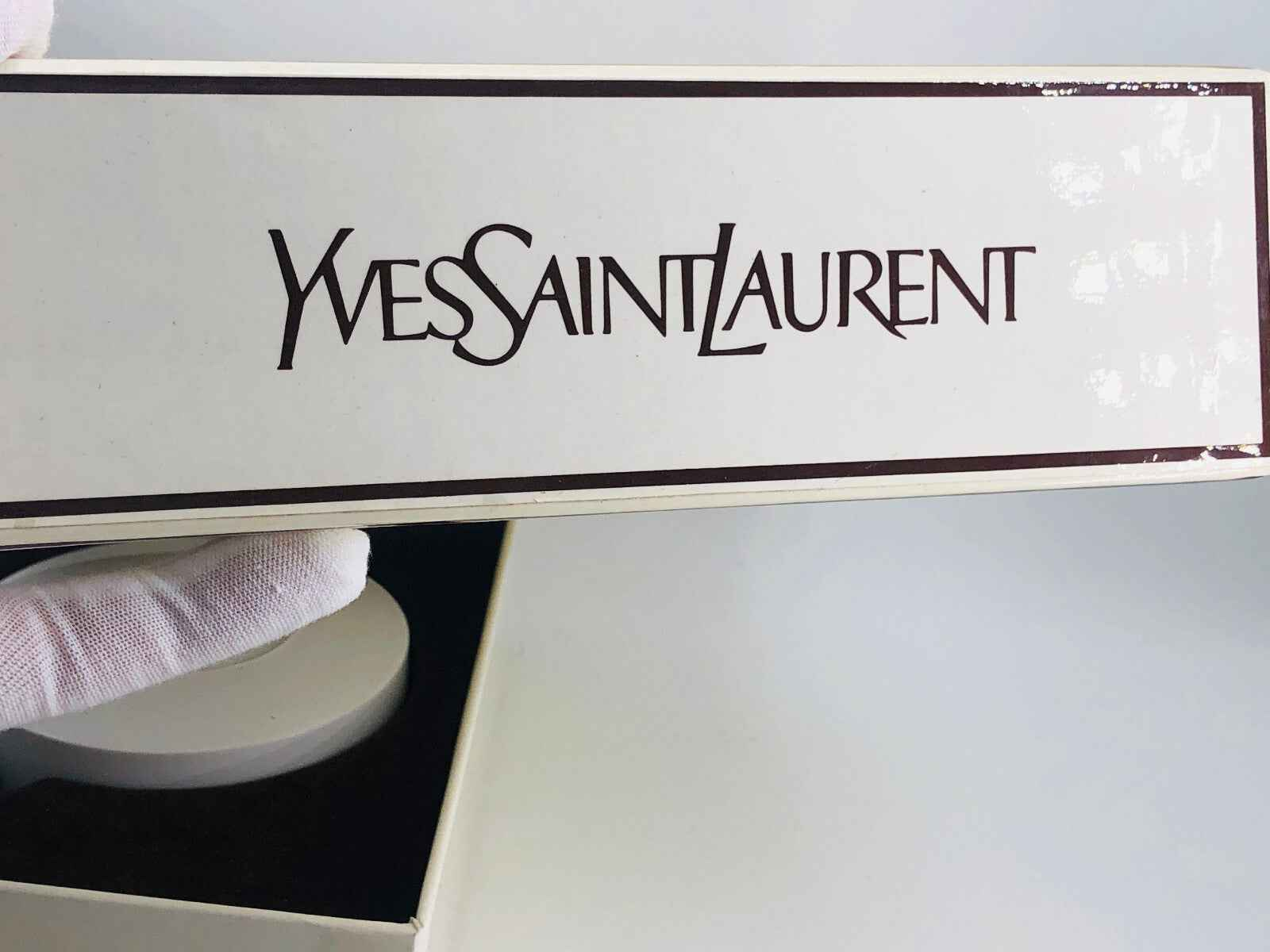 Scatola del profumo Ysl Y Vintage di Yves Saint Laurent con logo elegante e design raffinato