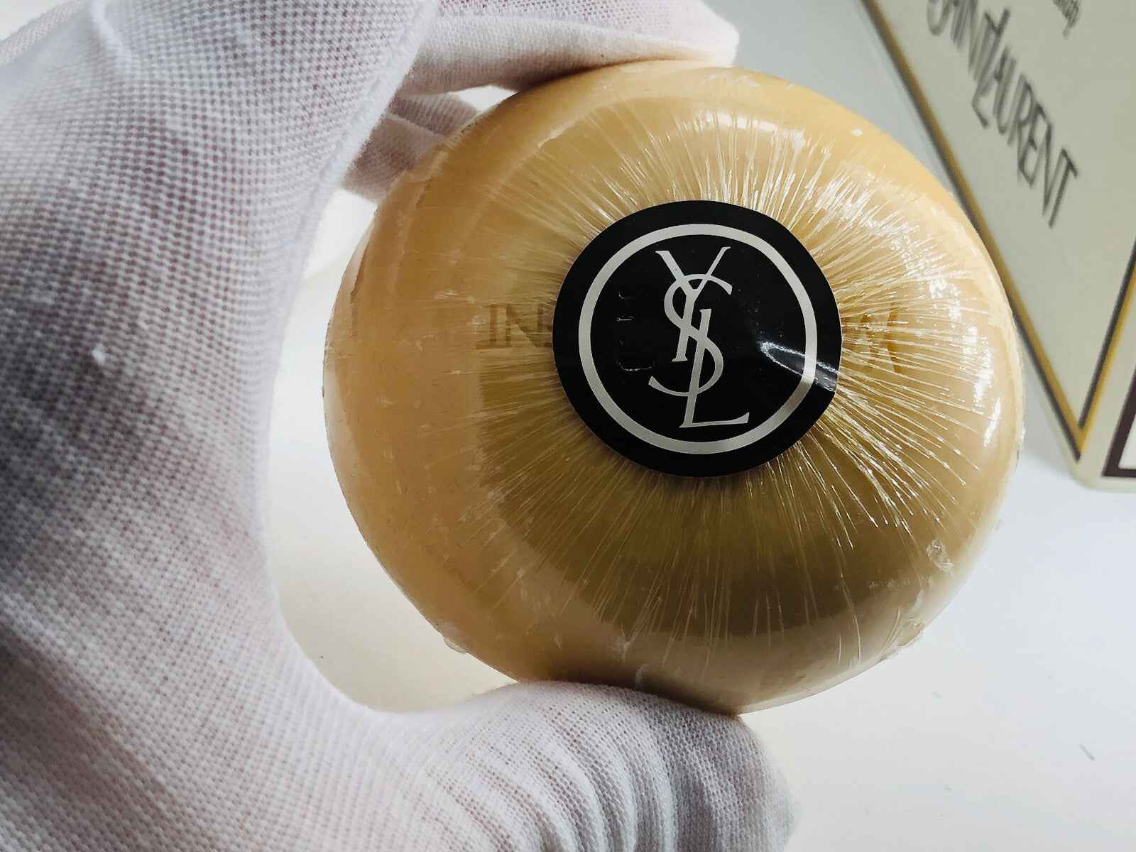 Barra di sapone profumato Yves Saint Laurent YSL con logo per una migliore esperienza di cura personale