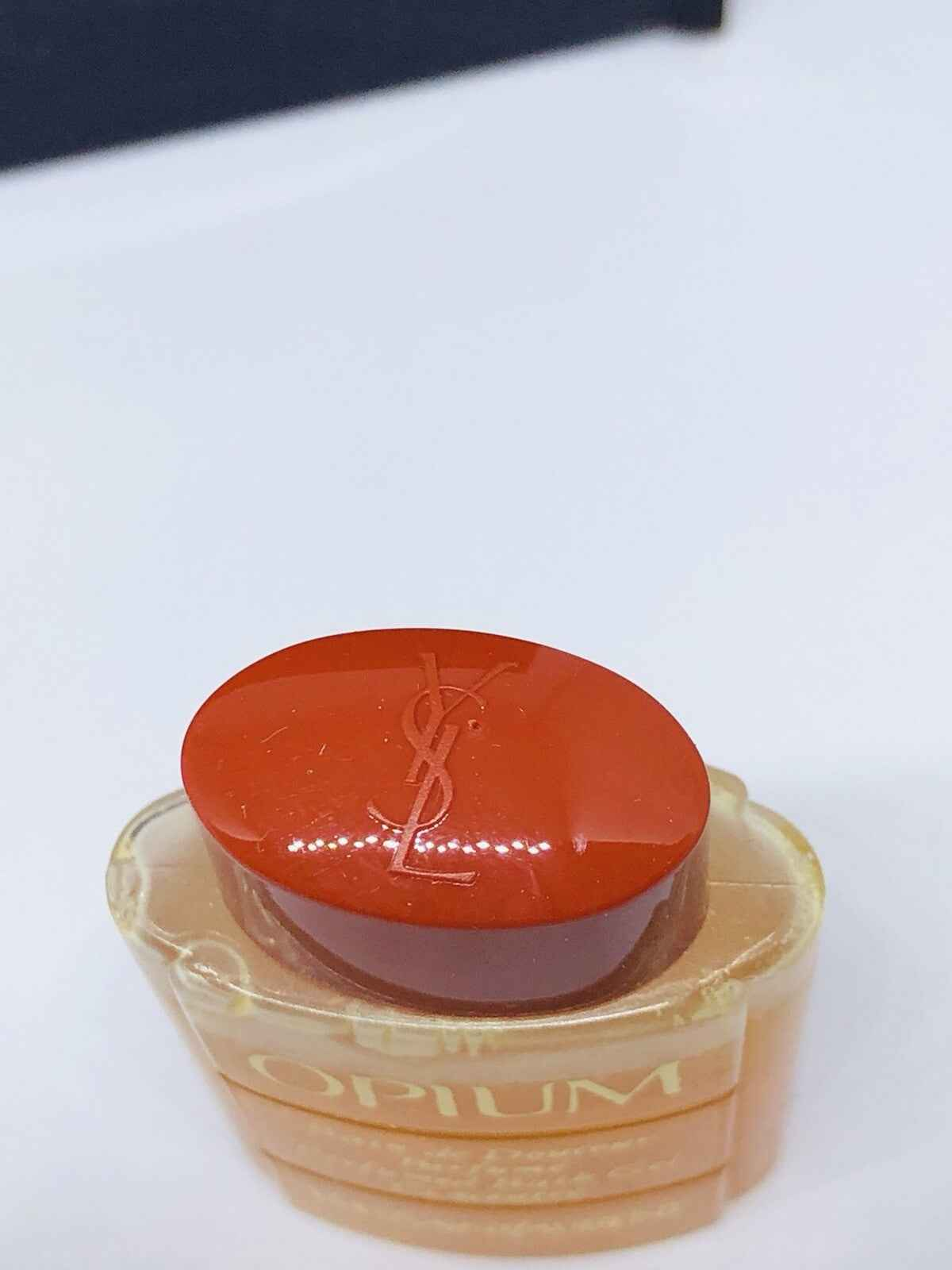 Profumo Opium Yves Saint Laurent Vintage con tappo rosso brillante per una fragranza classica e sofisticata