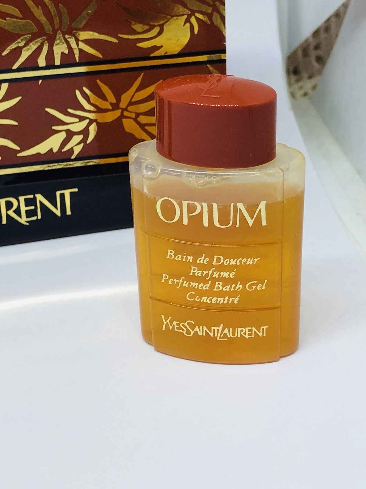 Gel doccia profumato Opium Yves Saint Laurent Vintage in flacone trasparente per un'esperienza di lusso