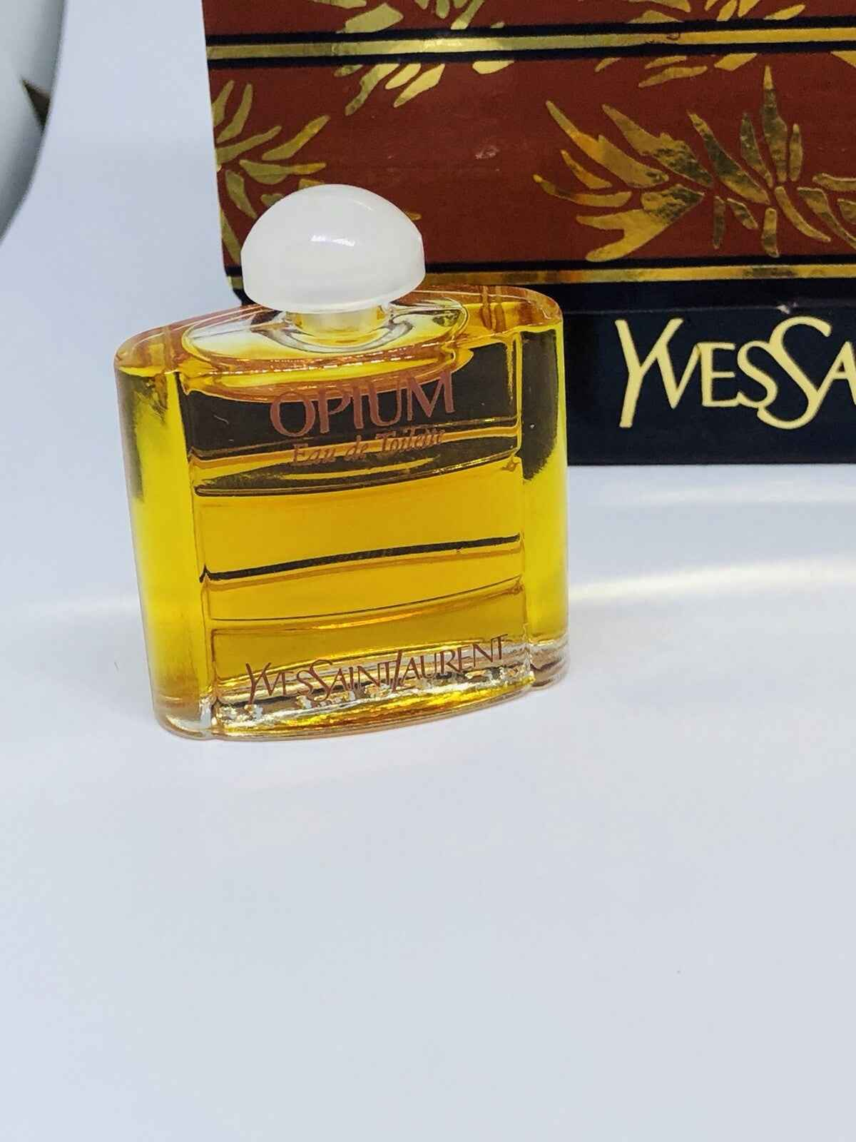 Profumo Opium Yves Saint Laurent Vintage con bottiglia iconica e confezione elegante