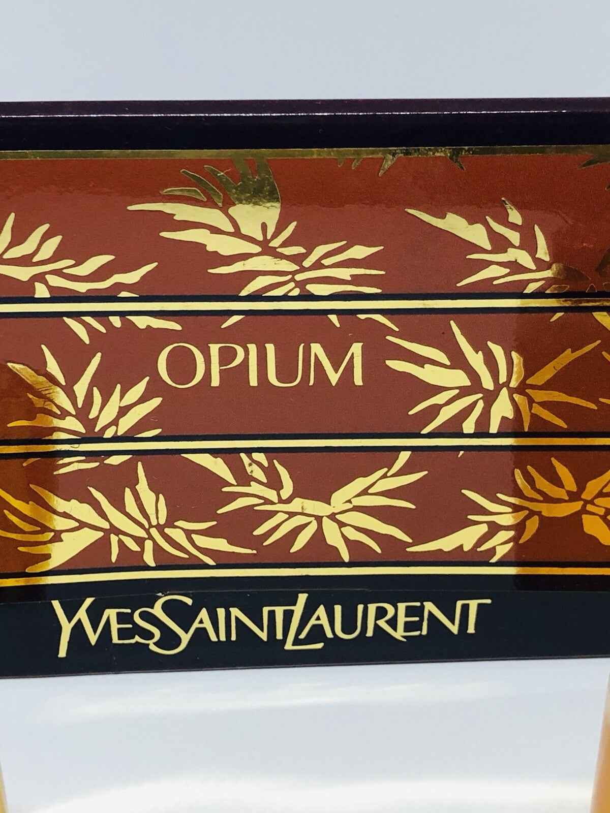 Scatola di profumo Opium Yves Saint Laurent Vintage con decorazioni dorate e design elegante