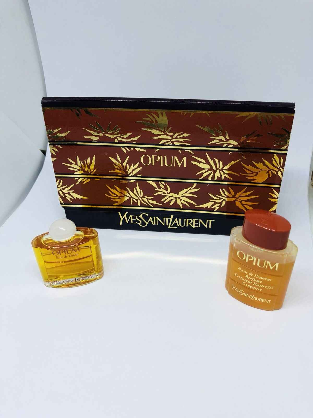 Set Vintage Opium Yves Saint Laurent con flaconi di profumo e astuccio decorativo
