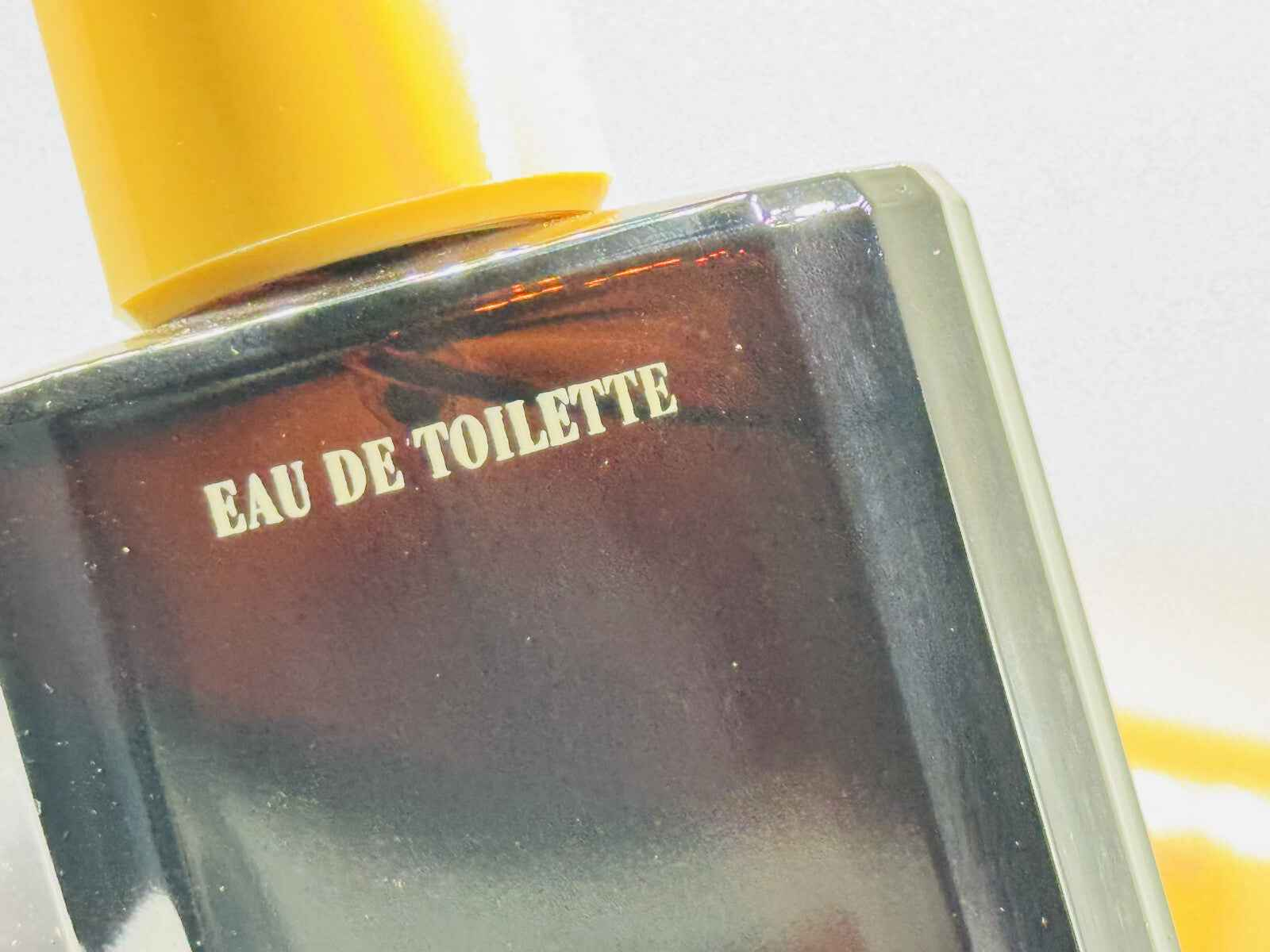 Flacone di Eau de Toilette Profumo Zino Davidoff Vintage con tappo giallo e design elegante