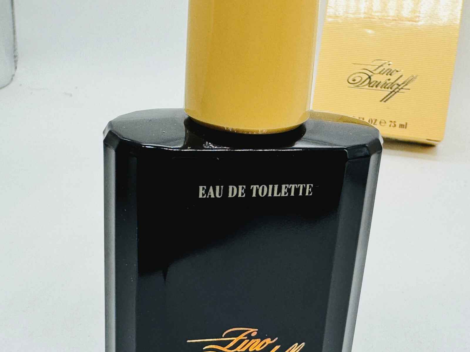 Profumo Zino Davidoff Vintage in bottiglia nera da 75 ml con tappo dorato ed elegante design