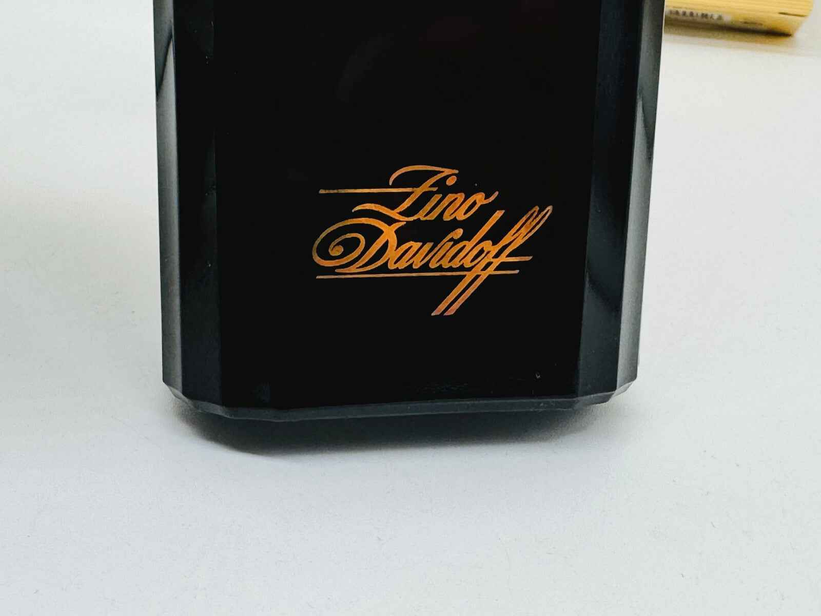 Flacone di profumo Zino Davidoff Vintage, elegante design scuro con logo dorato