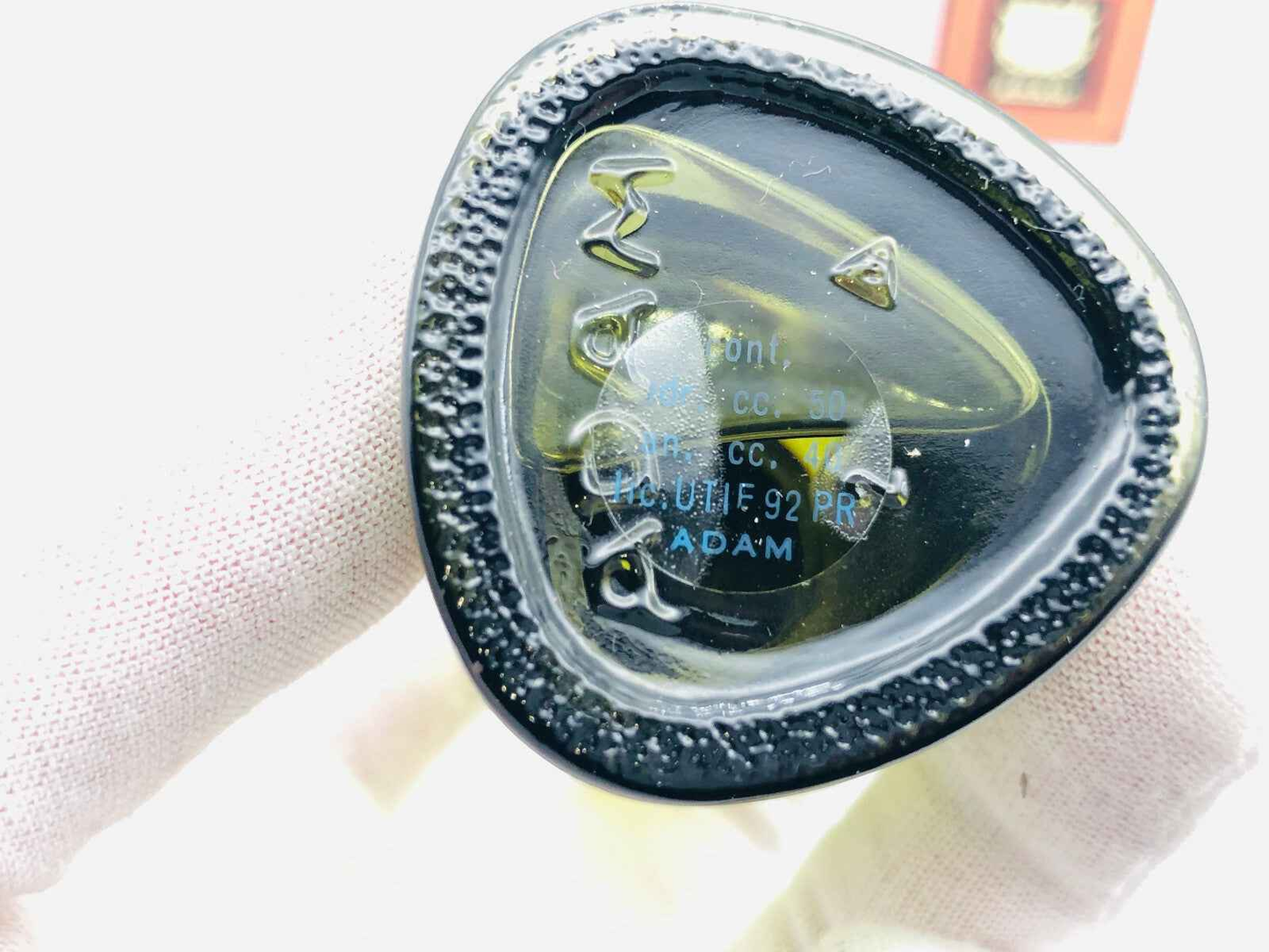 Base del profumo ADAM BRUYERE VINTAGE con dettagli del marchio e codice di produzione visibili