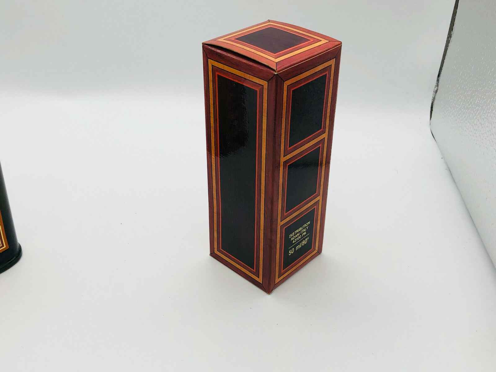 Scatola del profumo ADAM BRUYERE VINTAGE con design elegante in tonalità rosse e nere