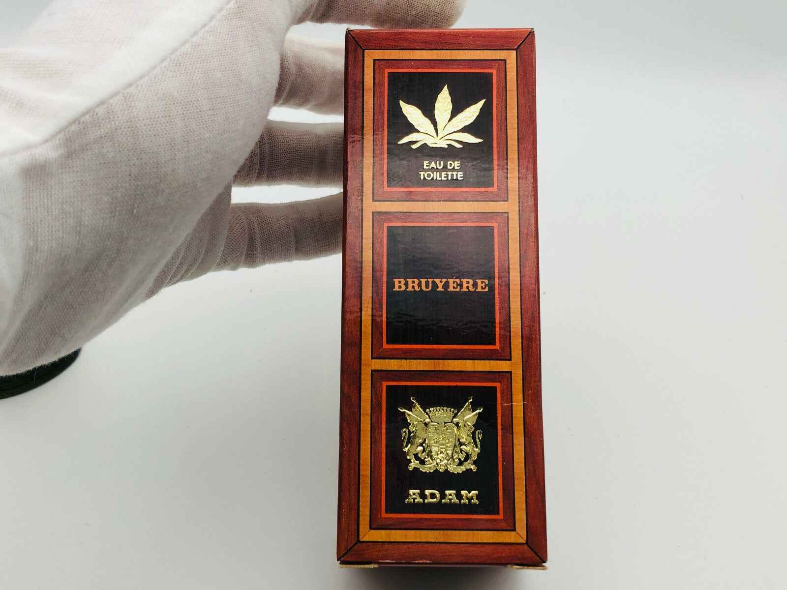 Scatola di profumo ADAM BRUYERE VINTAGE con decorazioni eleganti e oro lucido