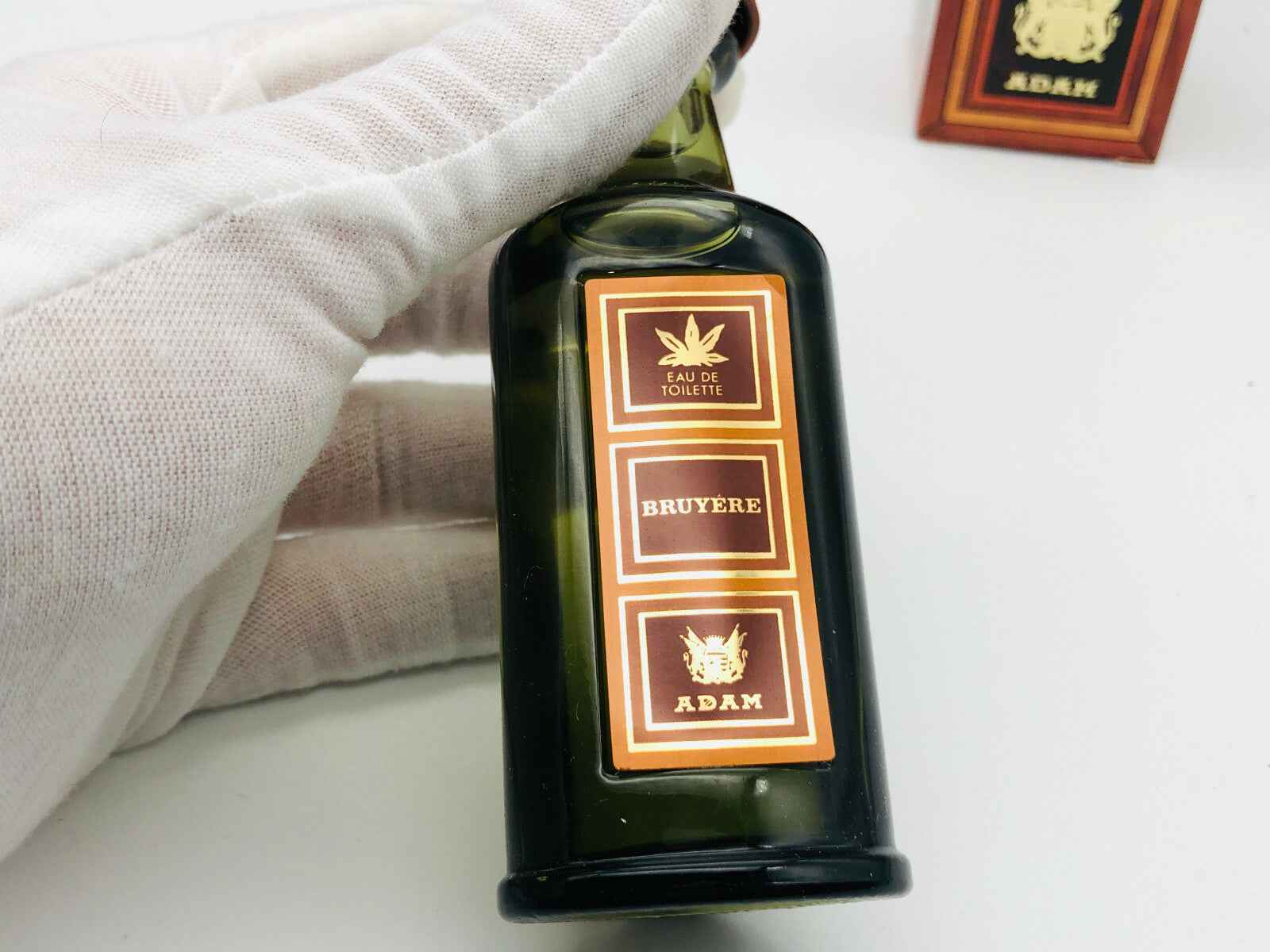 Flacone di profumo ADAM BRUYERE VINTAGE in vetro verde con etichetta elegante